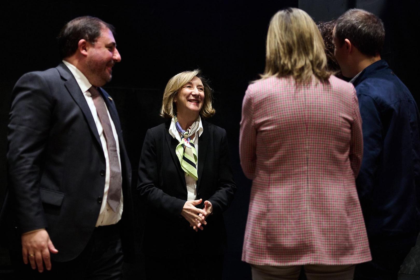 Olga Urmeneta, junto a Unai Hualde y varios parlamentarios forales