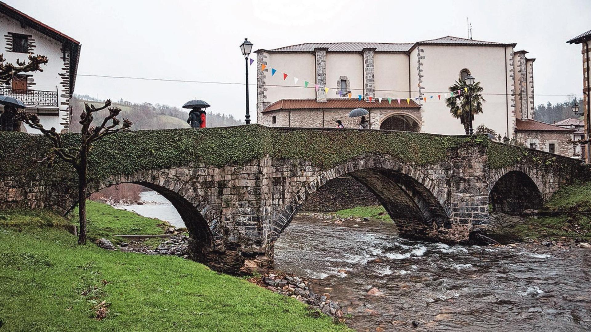 El puente de piedra que salva el río Urumea, a la altura de Goizueta