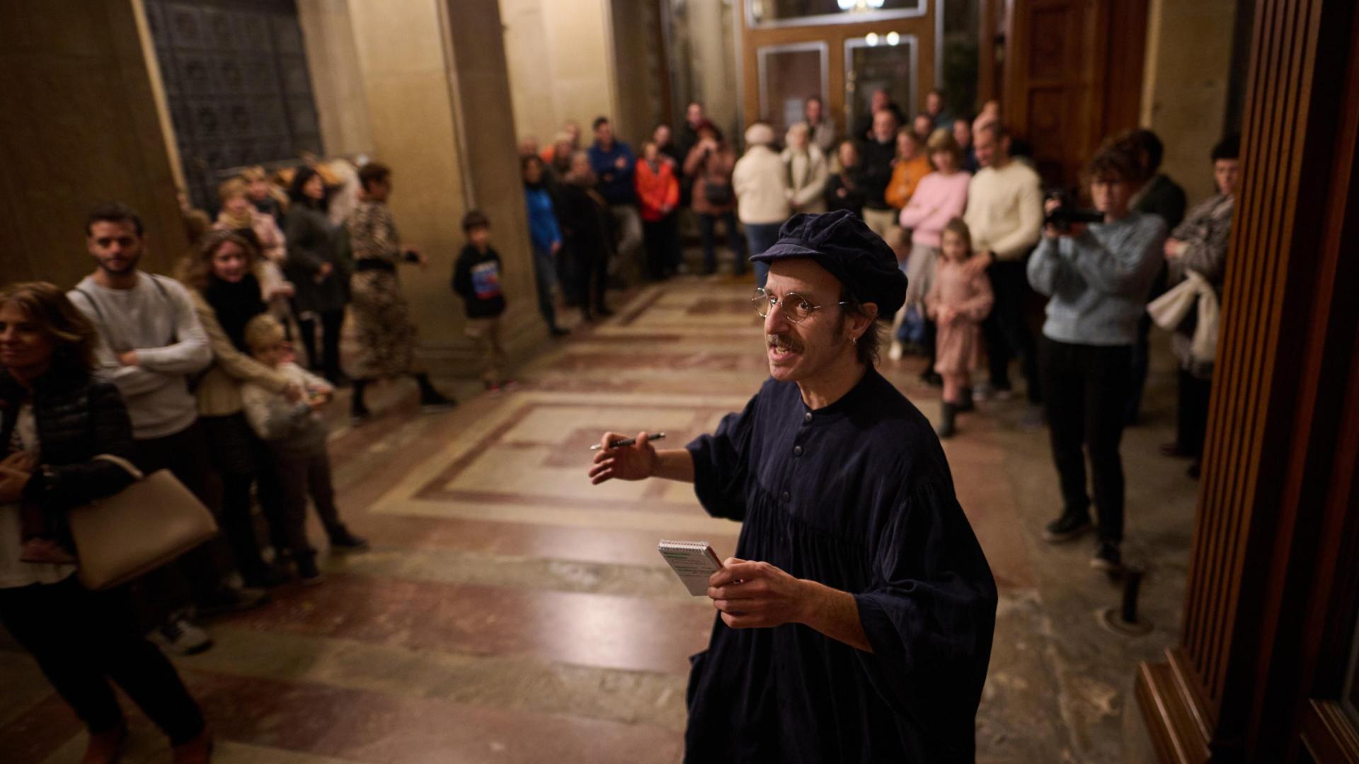 Imagen del relojero de Palacio, que guía la visita teatralizada por el grupo Butaca 78.