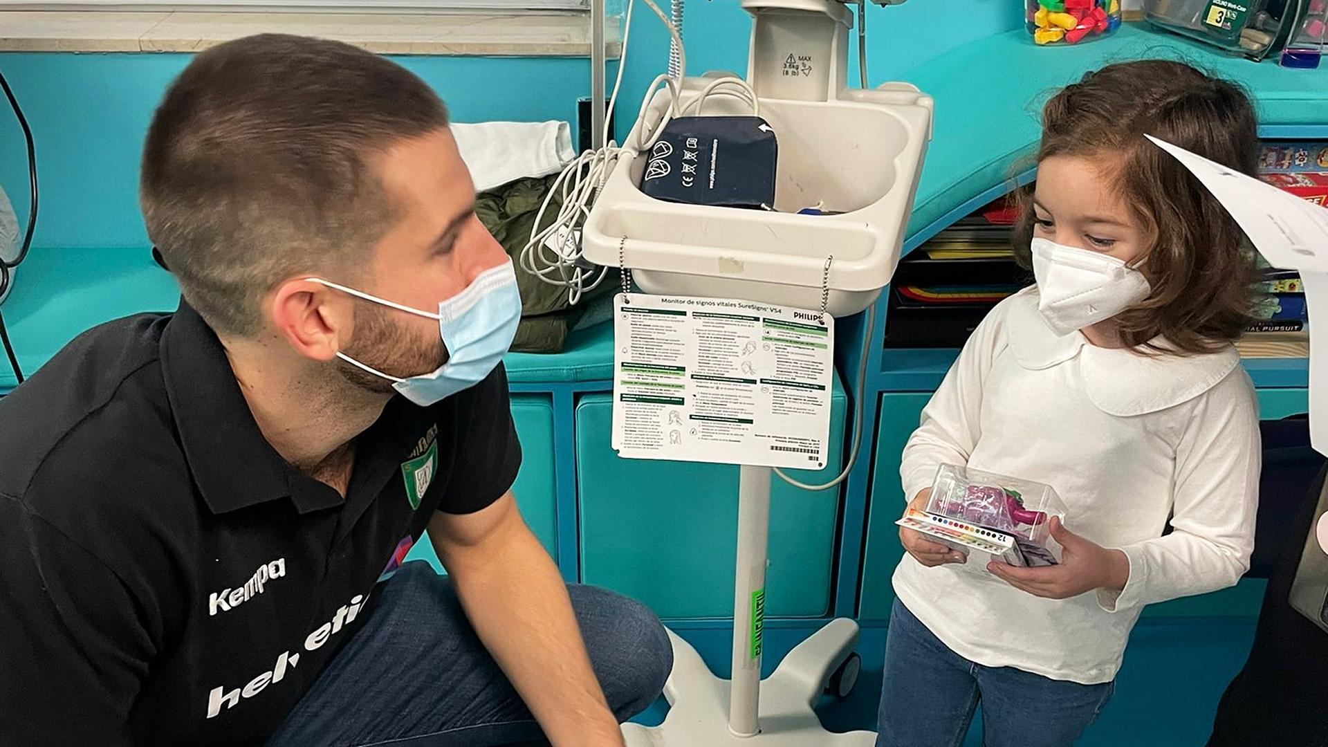 Antonio Bazán habla con una niña durante la visita./