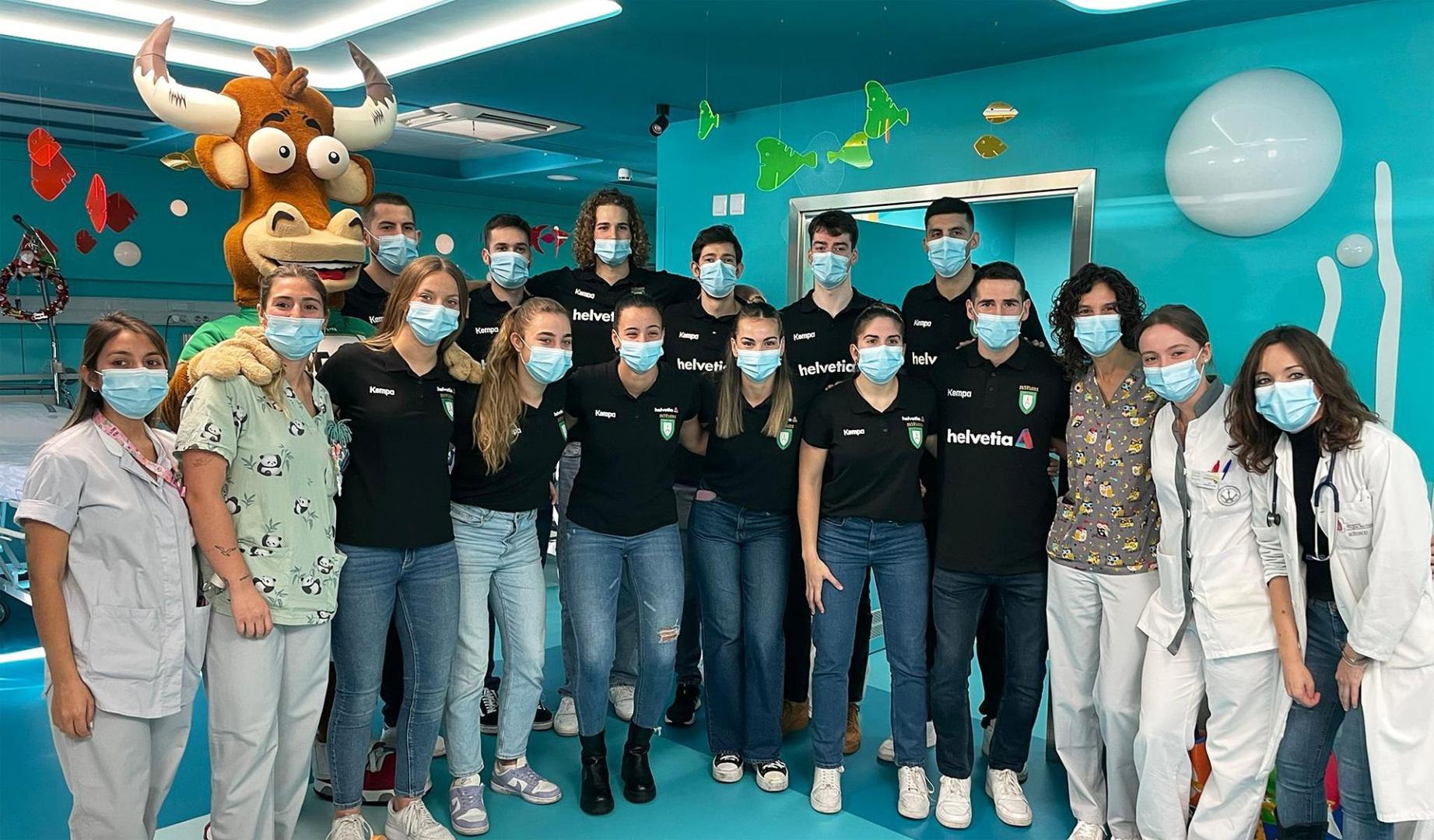 Integrantes de los equipos de Helvetia Anaitasuna posan con el personal sanitario./