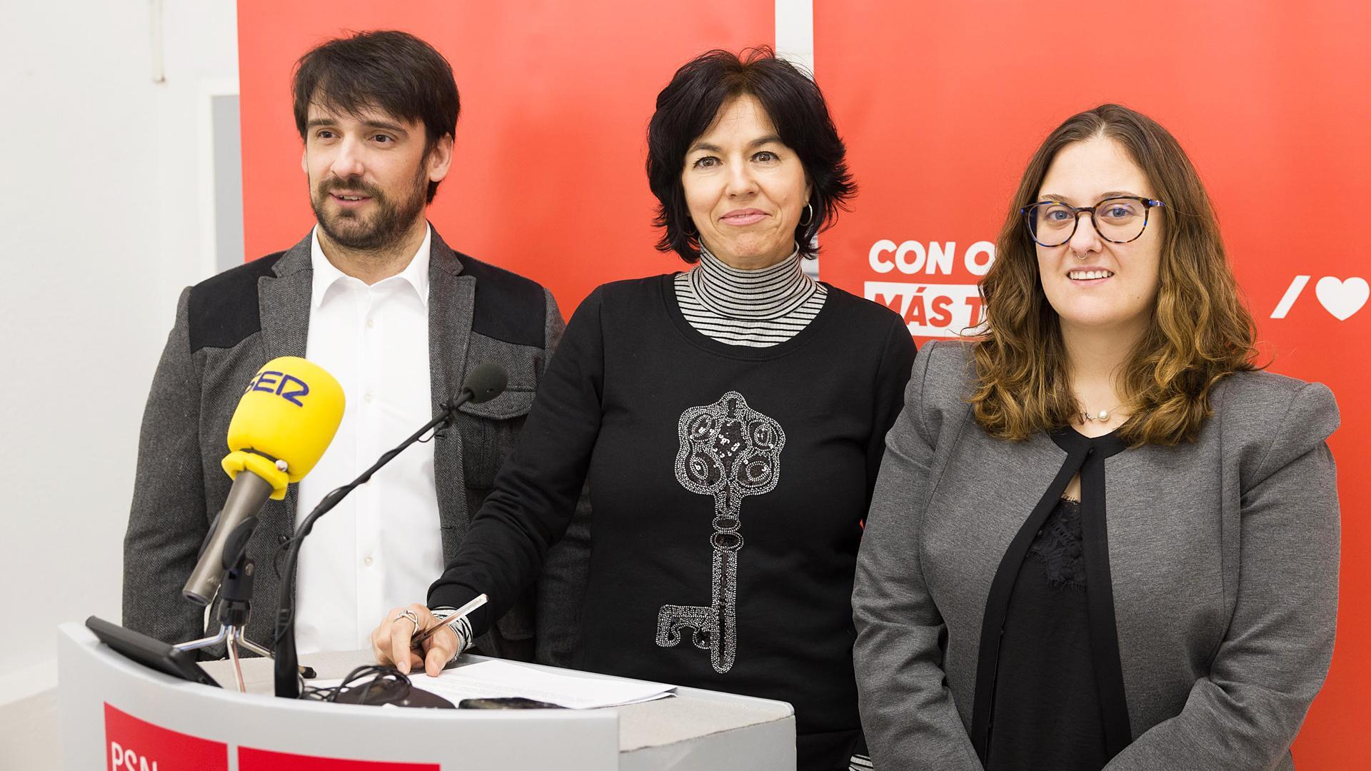De izda. a dcha., los ediles del PSN en Tudela Eduardo Vidondo, Olga Chueca y Beatriz Ochoa./