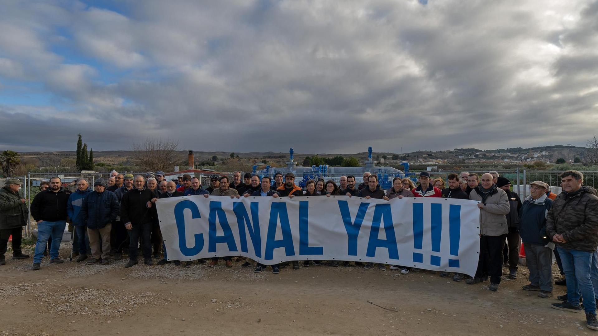 Agricultores de Andosilla, Azagra, San Adrián y Cárcar en el acto de protesta celebrado este viernes en la estación de bombeo de Andosilla