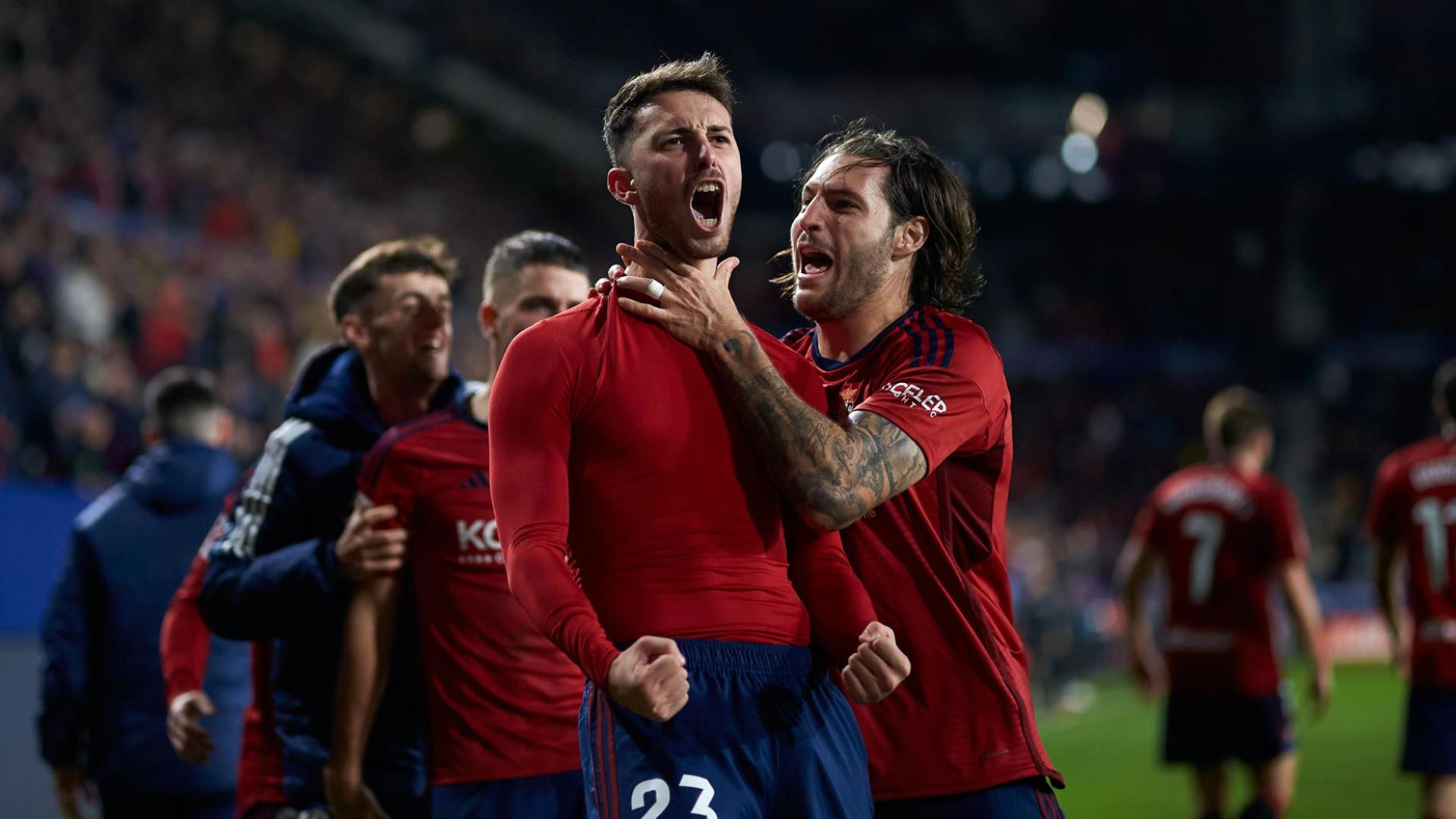 Raúl García de Haro celebra con la grada su primer gol como jugador de Osasuna