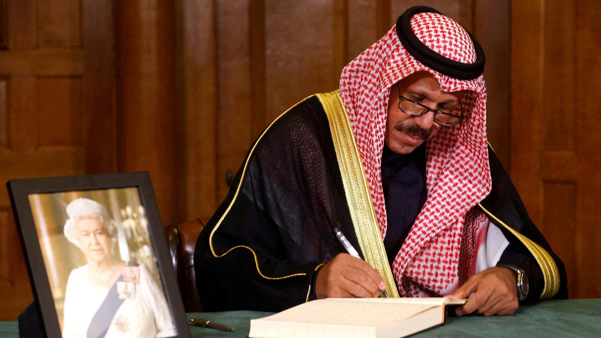 El emir de Kuwait, Sheikh Nawaf Al-Ahmad Al-Sabah, en el funeral de Isabel II, en septiembre de 2022