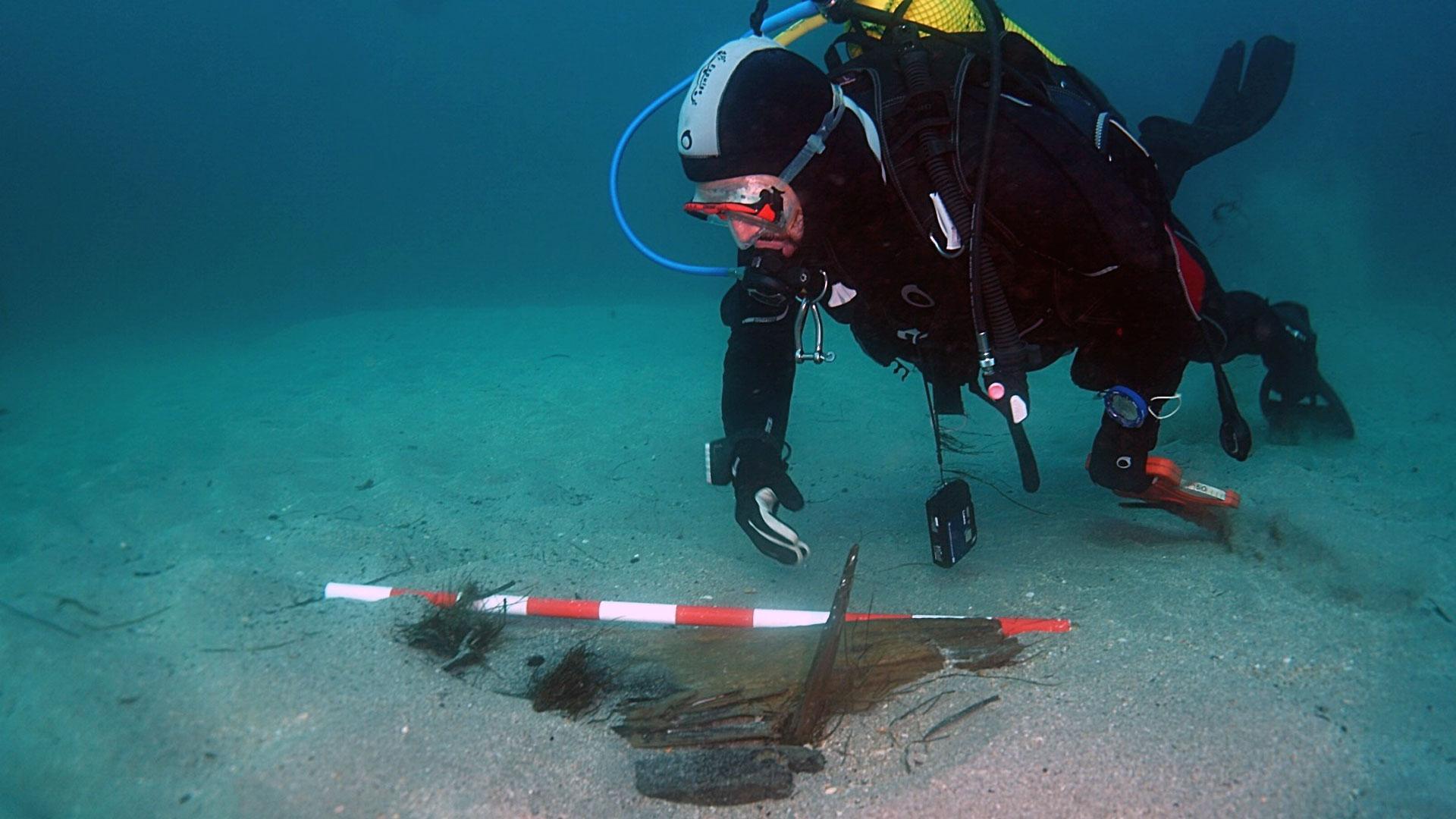 Un submarinista inspecciona unos restos de patrimonio submarino subacuático localizados en los fondos de la ría de Ribadeo (Lugo)