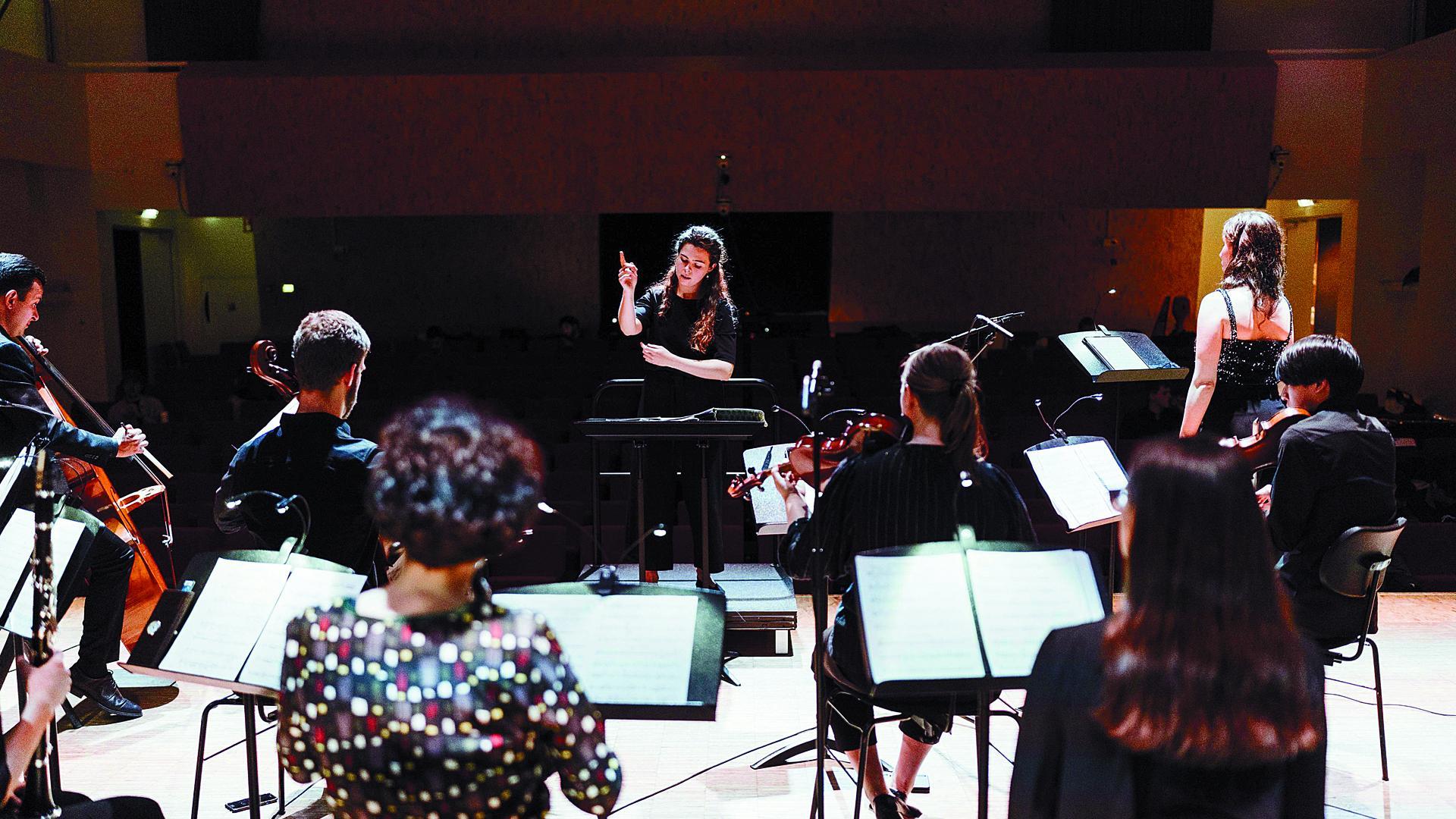 Mirari Etxeberria dirige en esta imagen a la Orquesta del Conservatorio de Ámsterdam, donde en marzo finaliza la carrera de Dirección de Orquesta