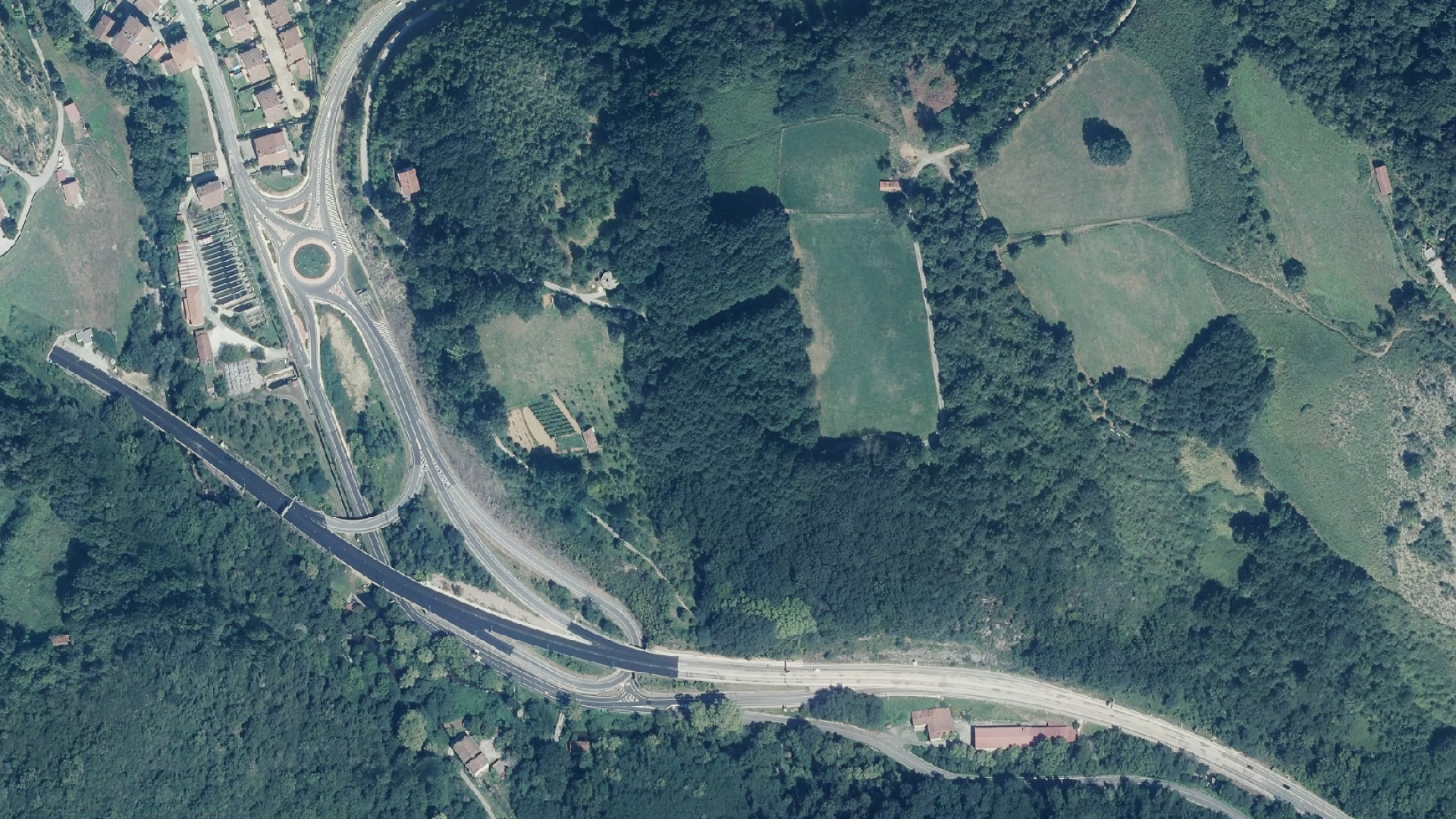 Nueva ortofoto en la que se puede ver la nueva rotonda de entrada a Mugairi y la evolución de las obras en la N-121-A