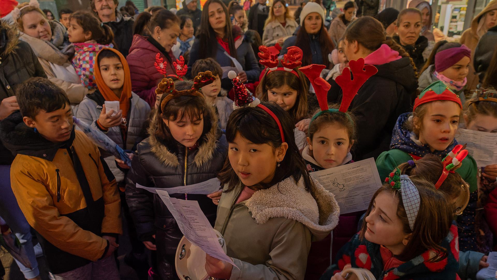 Escolares de Estella, durante el recorrido de villancincos por las calles que les reunió el pasado jueves por la tarde