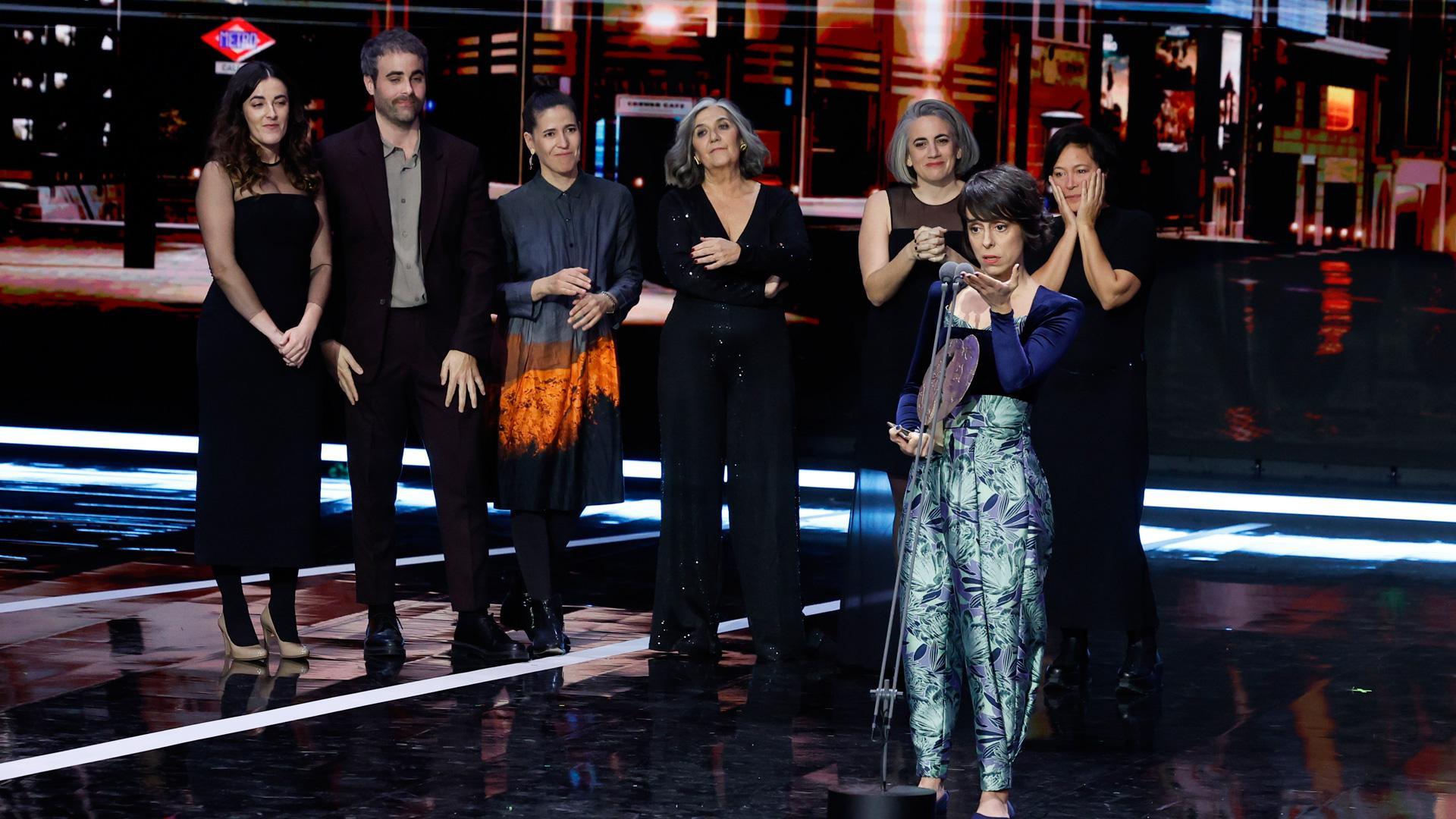 La realizadora Estibaliz Urresola tras recibir el premio a ´Mejor largometraje de ficción´ por su cinta ´20.000 especies de abejas´ durante la gala de entrega de los Premios Forqué 2023