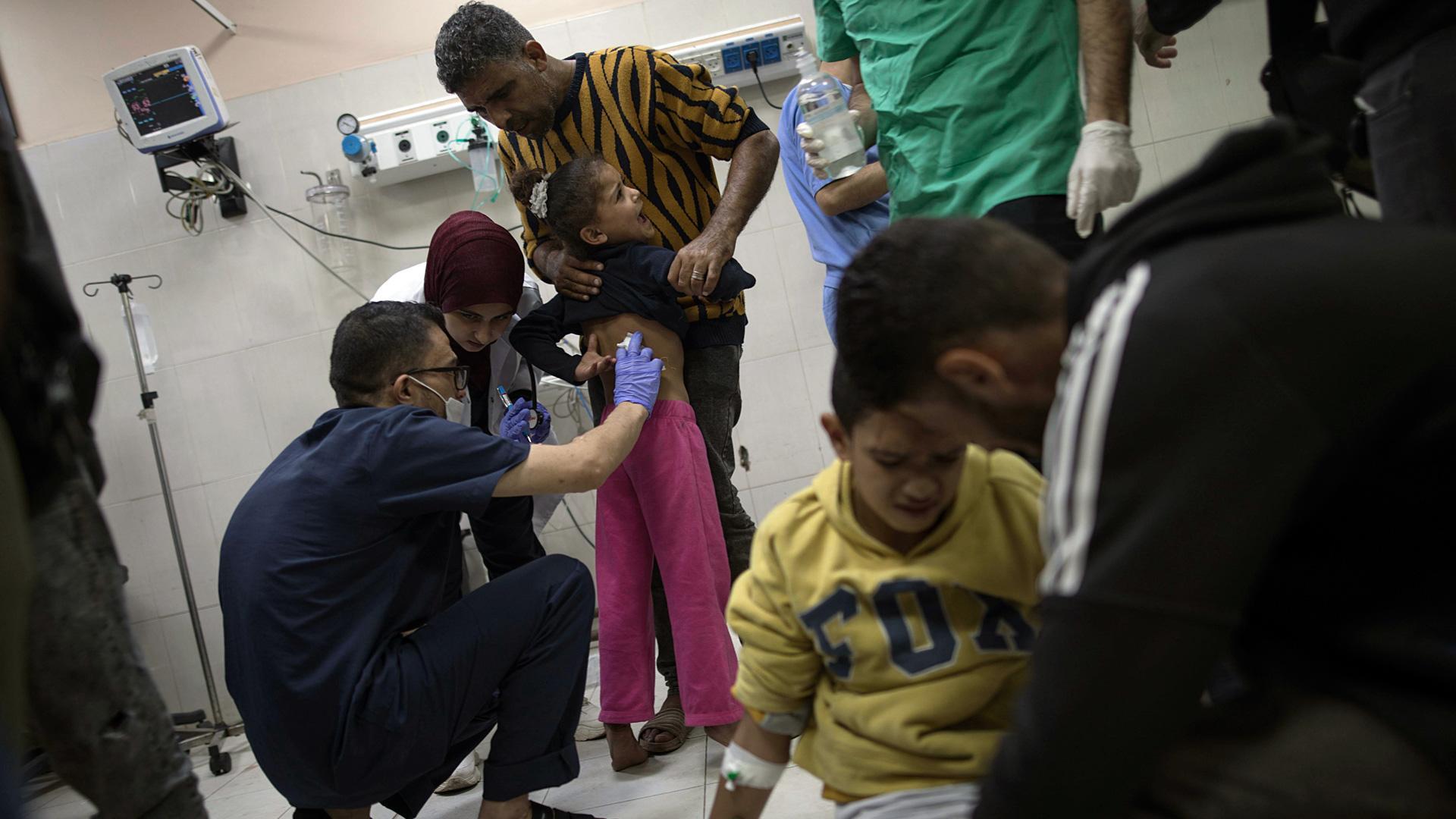 Varios pacientes son atendidos en un hospital en Gaza