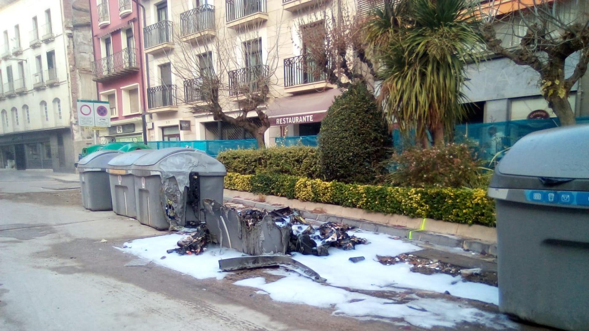 Se han visto afectados tres contenedores; dos han quedado calcinados por completo