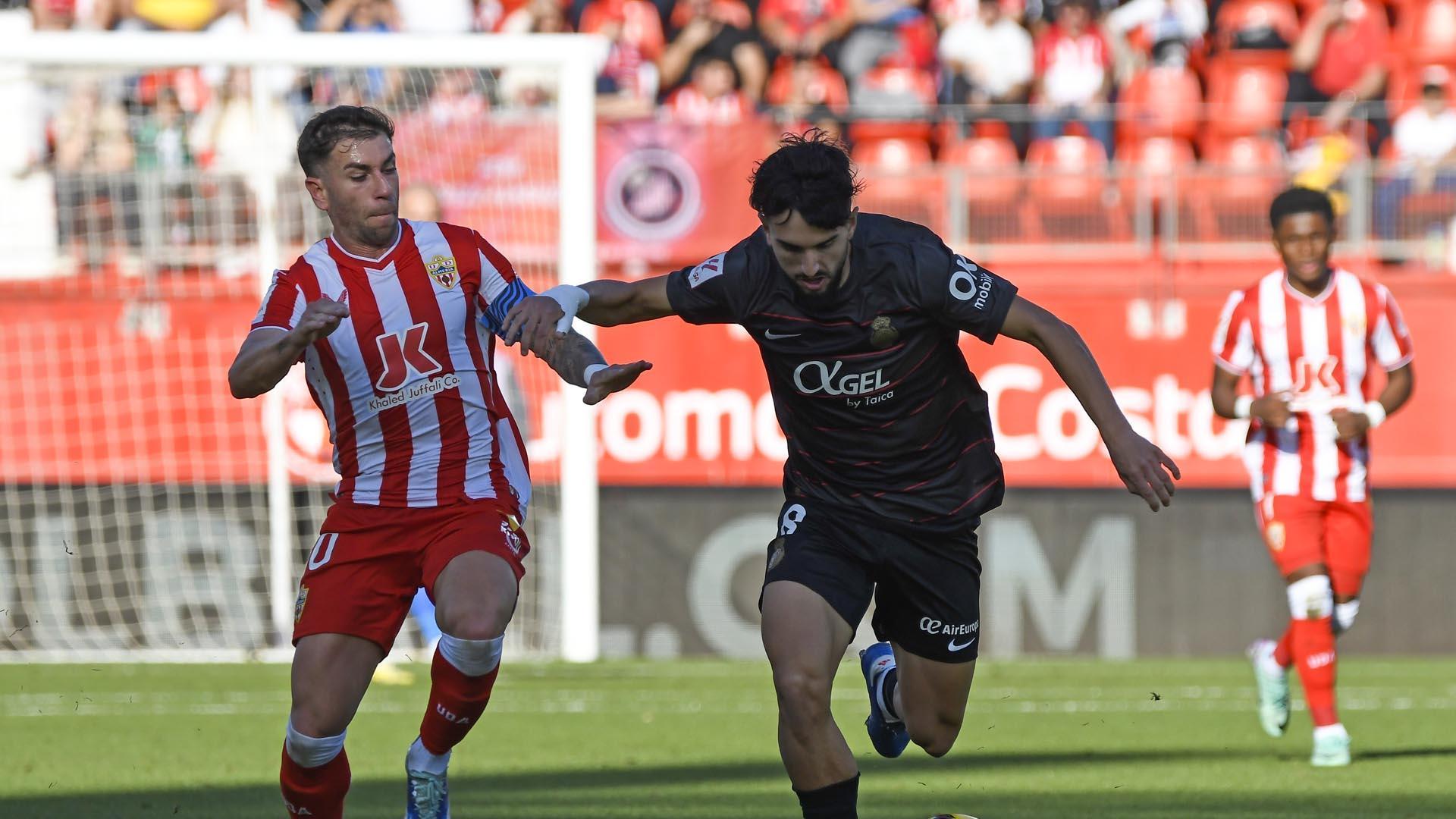 Morlanes (Mallorca) disputa un balón con Embarba (Almería)