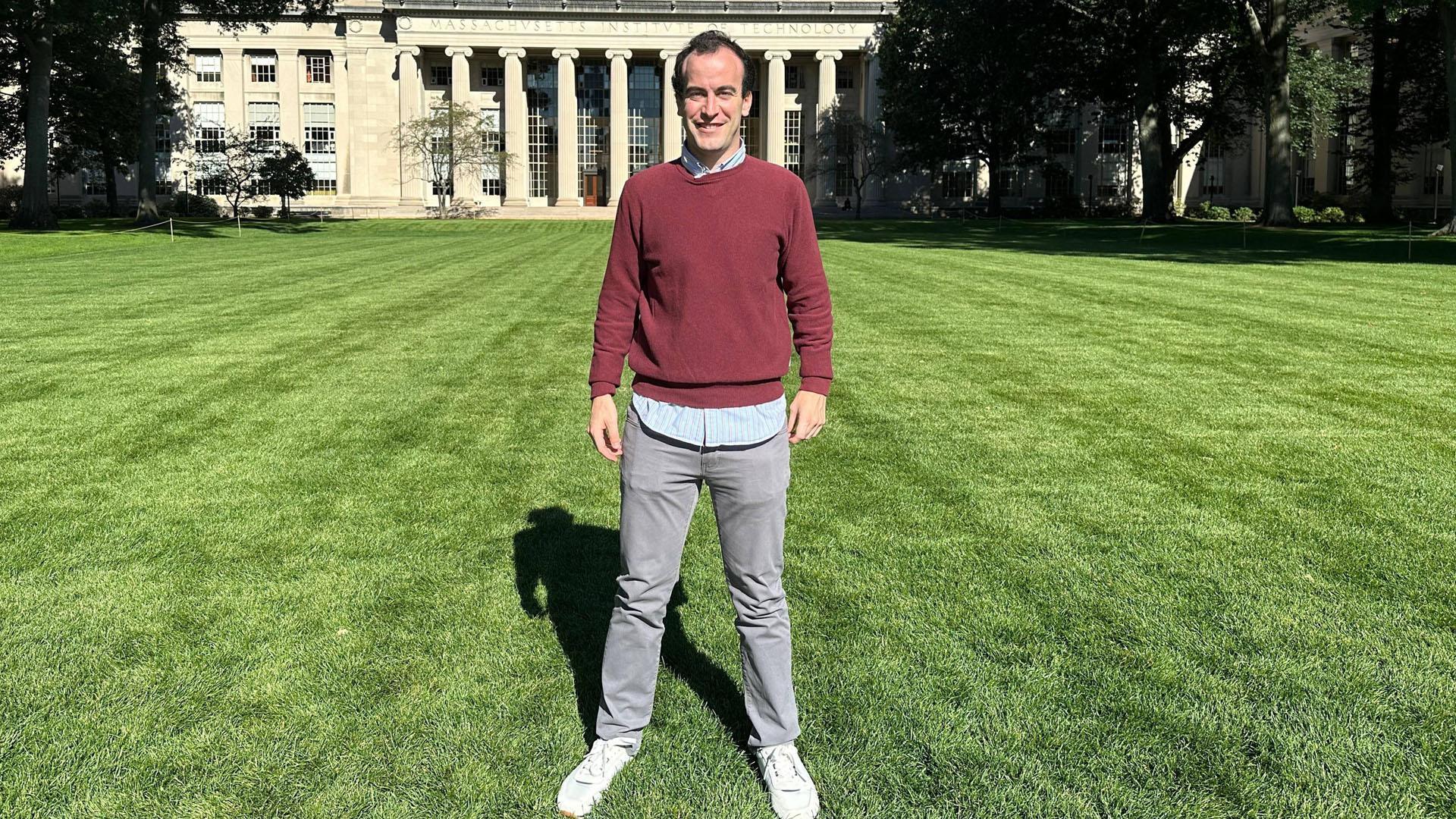 Eduardo Bilbao posa en el campus del Instituto Tecnológico de Massachussets