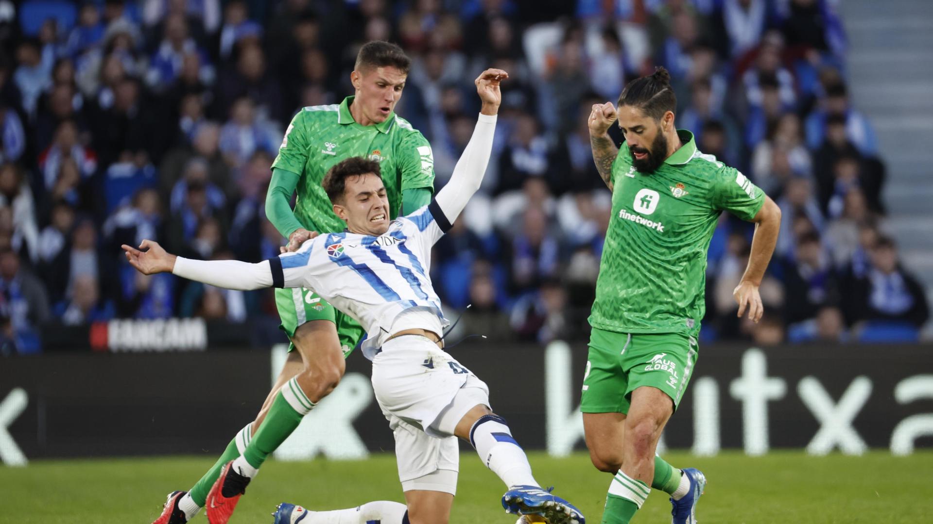 El malagueño Isco Alarcón, jugador del Betis disputa un balón ante el centrocampista txuri urdin Martín Zubimendi