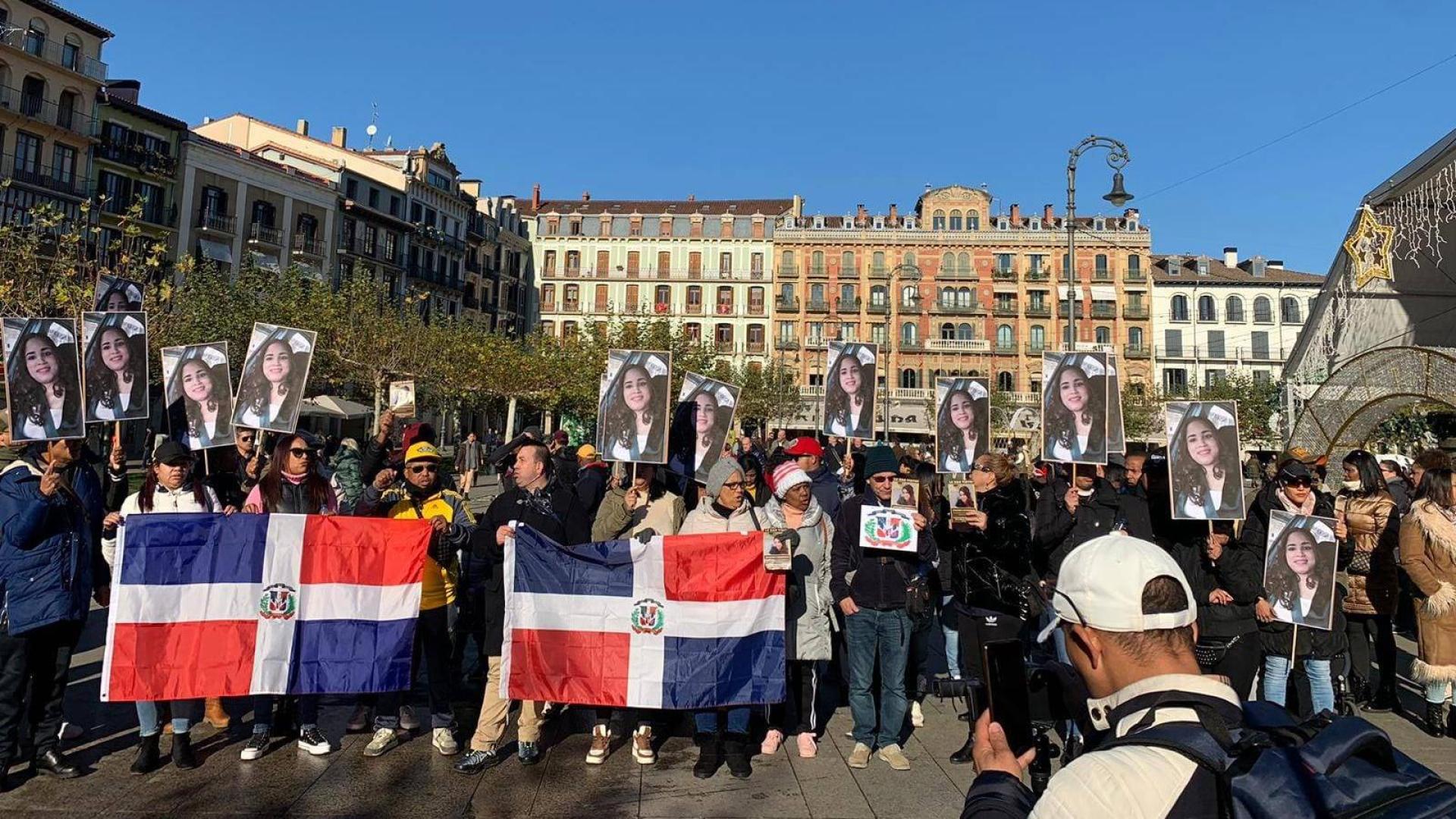 Un momento de la concentración por Gabriela Reyes en la Plaza del Castillo de Pamplona