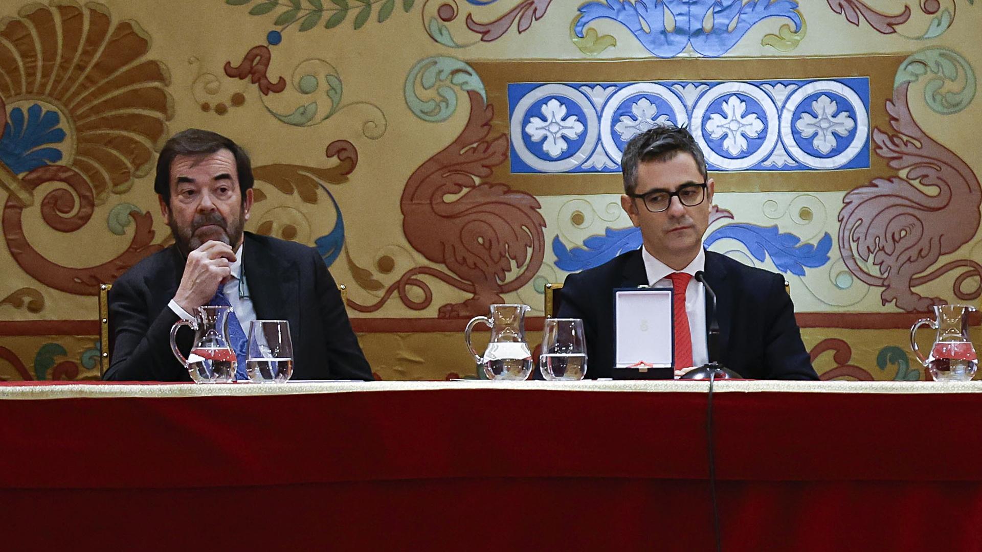 El ministro de la Presidencia, Justicia y Relaciones con las Cortes, Félix Bolaños (d), y el presidente del Consejo General del Poder Judicial (CGPJ), Vicente Guilarte, durante la ceremonia de entrega de despachos a la 61ª promoción de acceso a la carrera fiscal