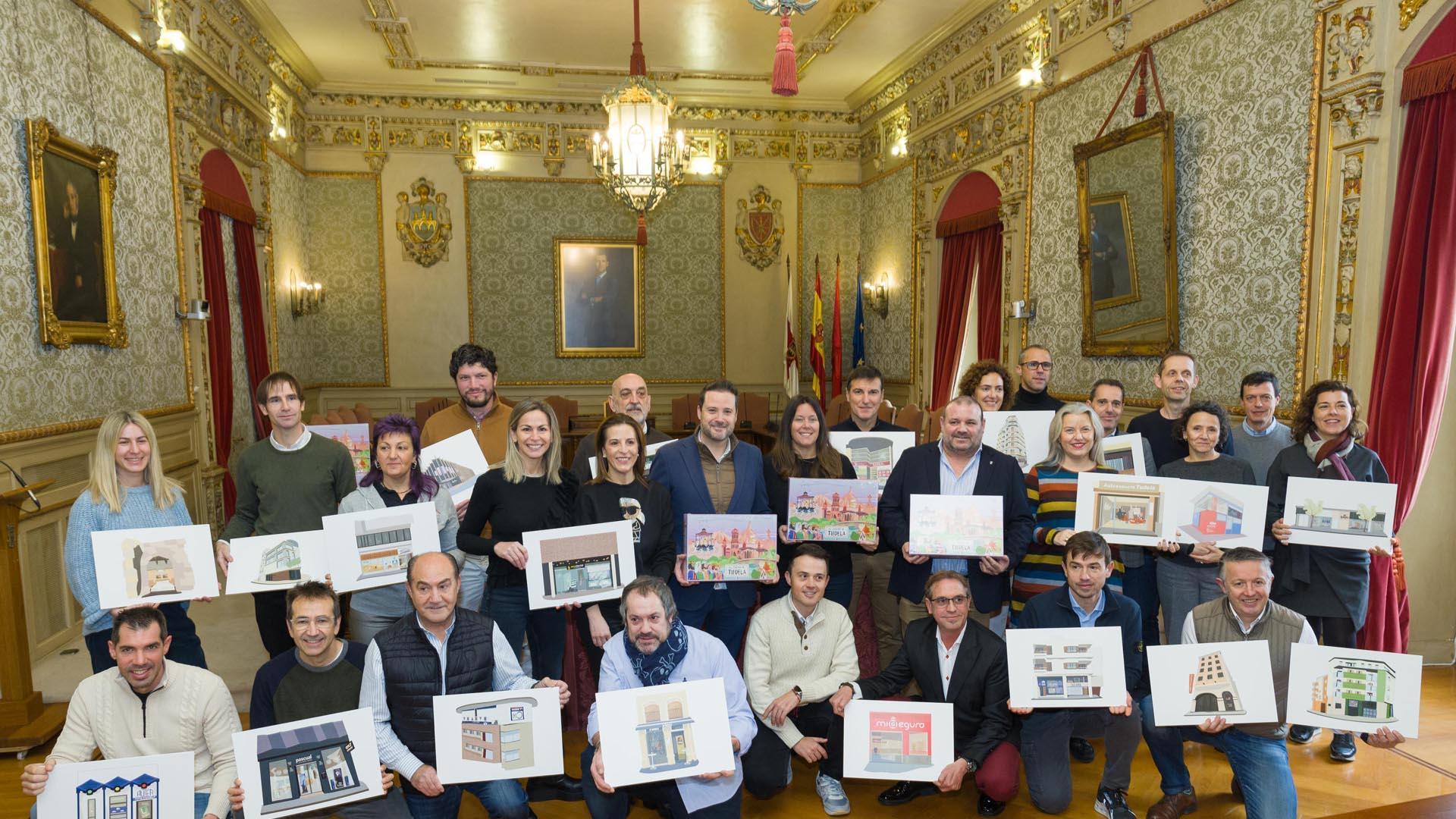 Promotores y representantes de los comercios participantes en el ‘Juego de Tudela’, en el salón de plenos del Ayuntamiento