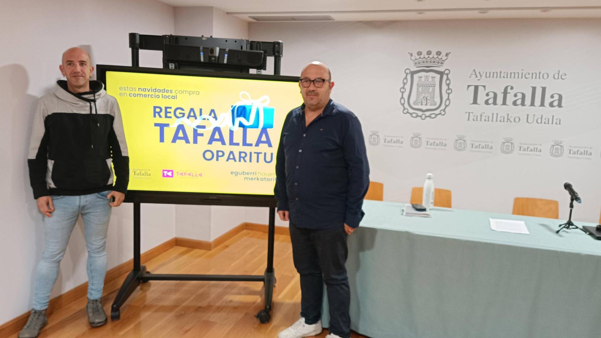El técnico de Comercio y Turismo, Ion Kepa Soltxaga (izda.), y el concejal Carlos Montoya este lunes en la presentación