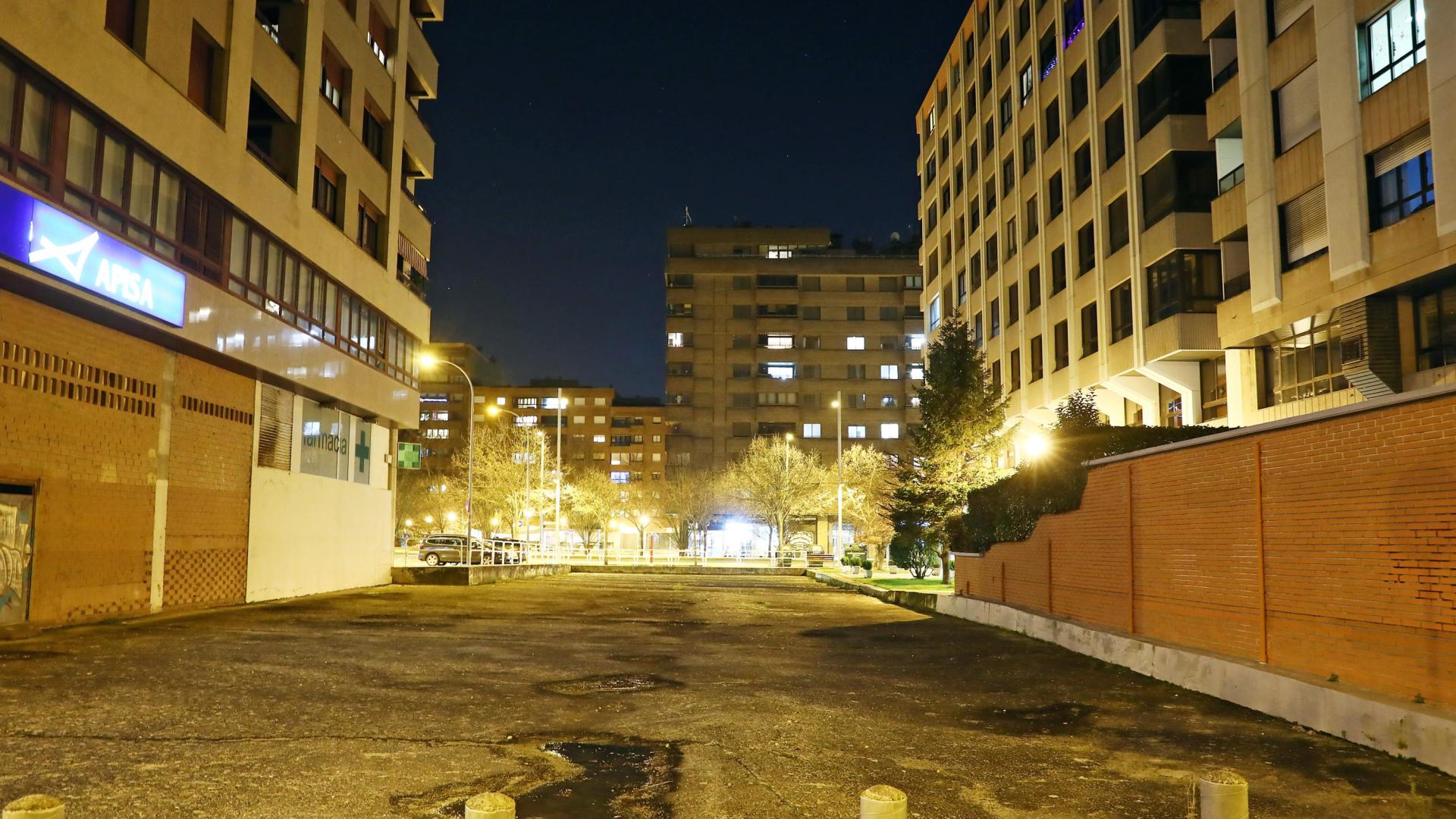 Solar de la calle Pintor Paret donde se construirá la 'casa de la vida'. Al fondo, Pío XII