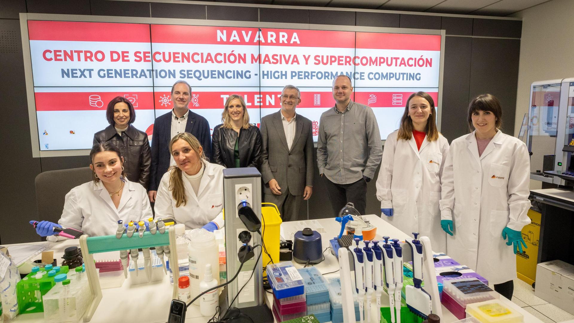 Desde la izquierda en la fila de atrás: la directora general de Ciencia, Tecnología e Innovación, Agurtzane Martínez; el director de Nasertic, Iñaki Pinillos; la consejera de Universidad, Innovación y Transformación Digital, Patricia Fanlo; el vicepresidente primero y consejero de Presidencia e Igualdad, Félix Taberna; y el director de Medicina Personalizada y Laboratorios de NASERTIC, Gonzalo R. Ordoñez junto con personal investigador de NASERTIC.