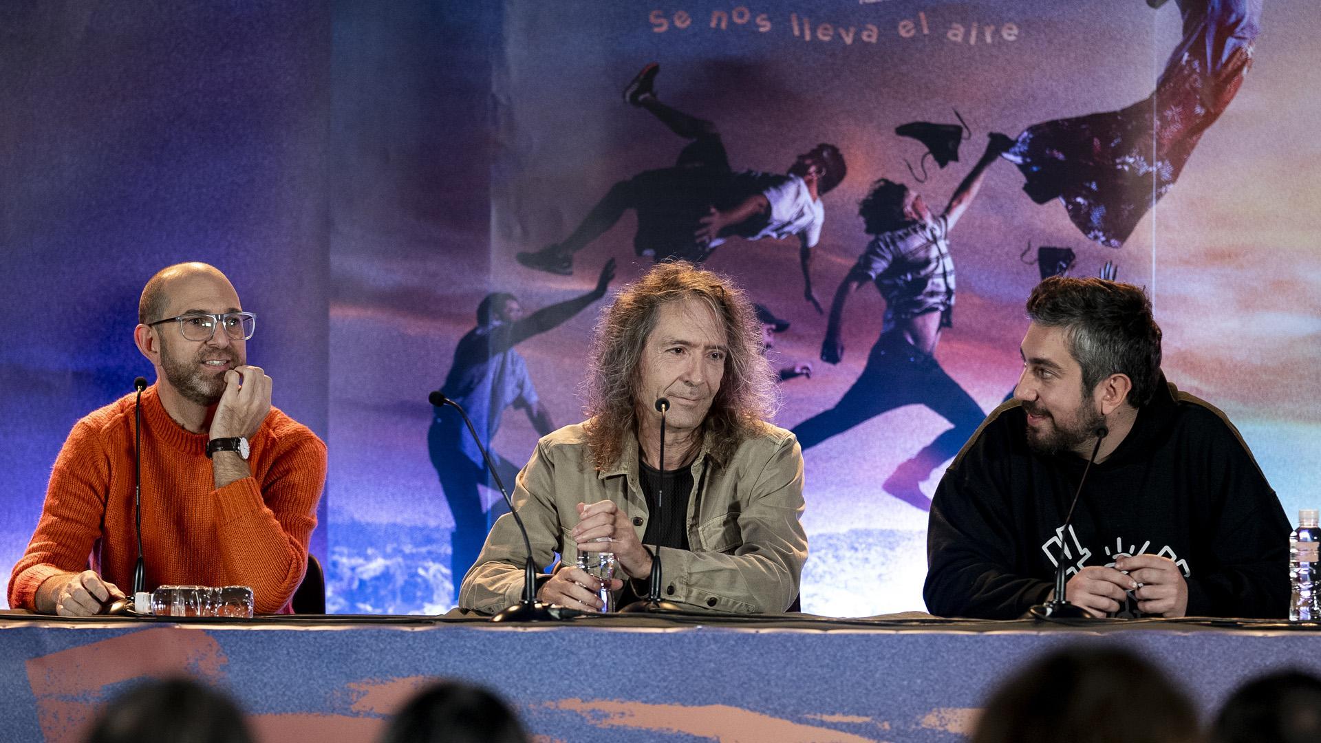 El cantante Robe Iniesta (c) y el resto de integrantes del grupo 'ROBE' durante una rueda de prensa por el lanzamiento de su nuevo disco