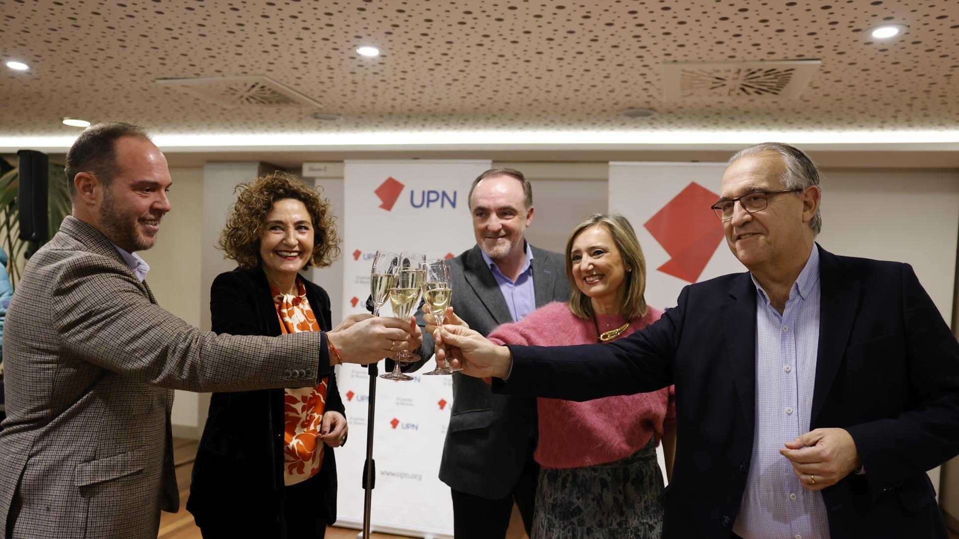 Javier Esparza, en el centro, en el brindis navideño de UPN