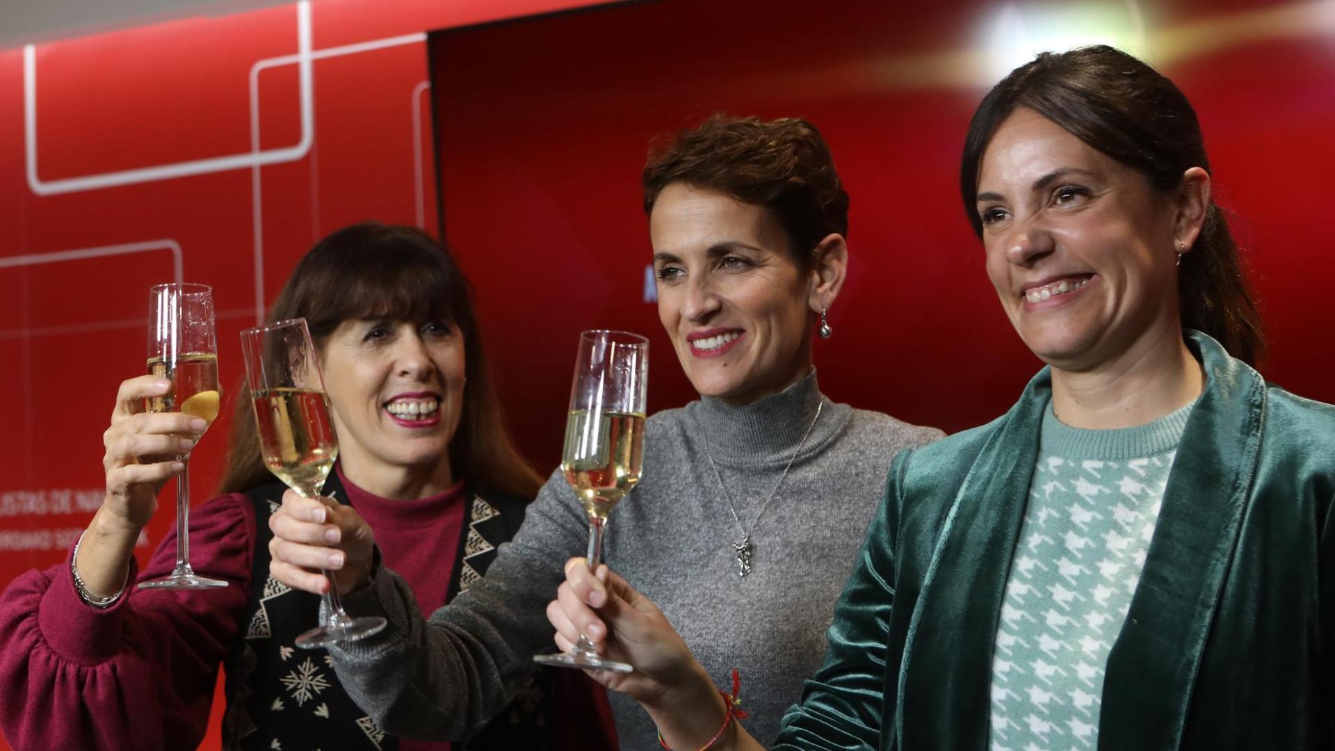 La secretaria general del PSN, María Chivite brinda con Maite Esporrín, secretaria general del PSN de Pamplona, Maite Esporrín, y Marina Curiel, portavoz del grupo municipal socialista en el Ayuntamiento de Pamplona