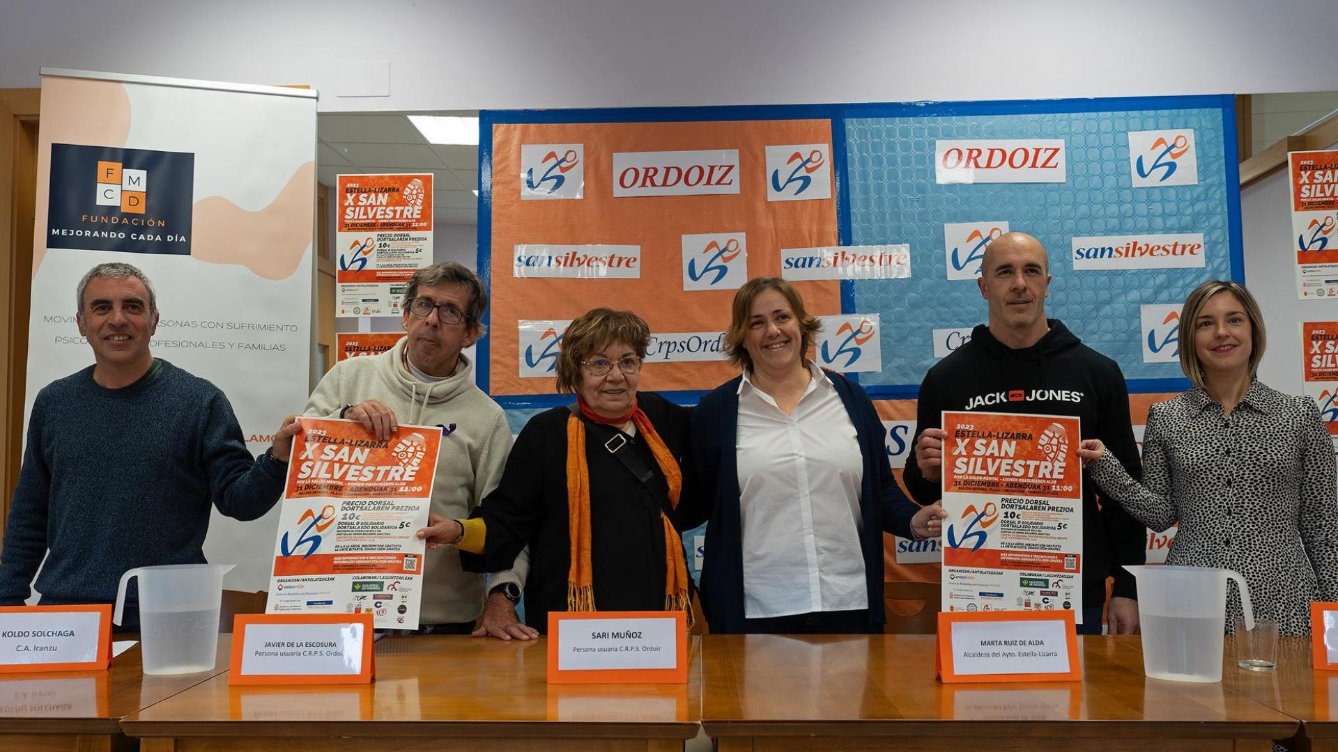 Desde la izda., Koldo Solchaga, presidente del Club Atlético Iranzu; Javier de la Escosura y Sari Muñoz, usuarios de Ordoiz; la alcaldesa de Estella, Marta Ruiz de Alda; Carlos Rubio, concejal de Deportes; y Mirian Astiz, de Caja Rural, ayer en la presentación de la carrera