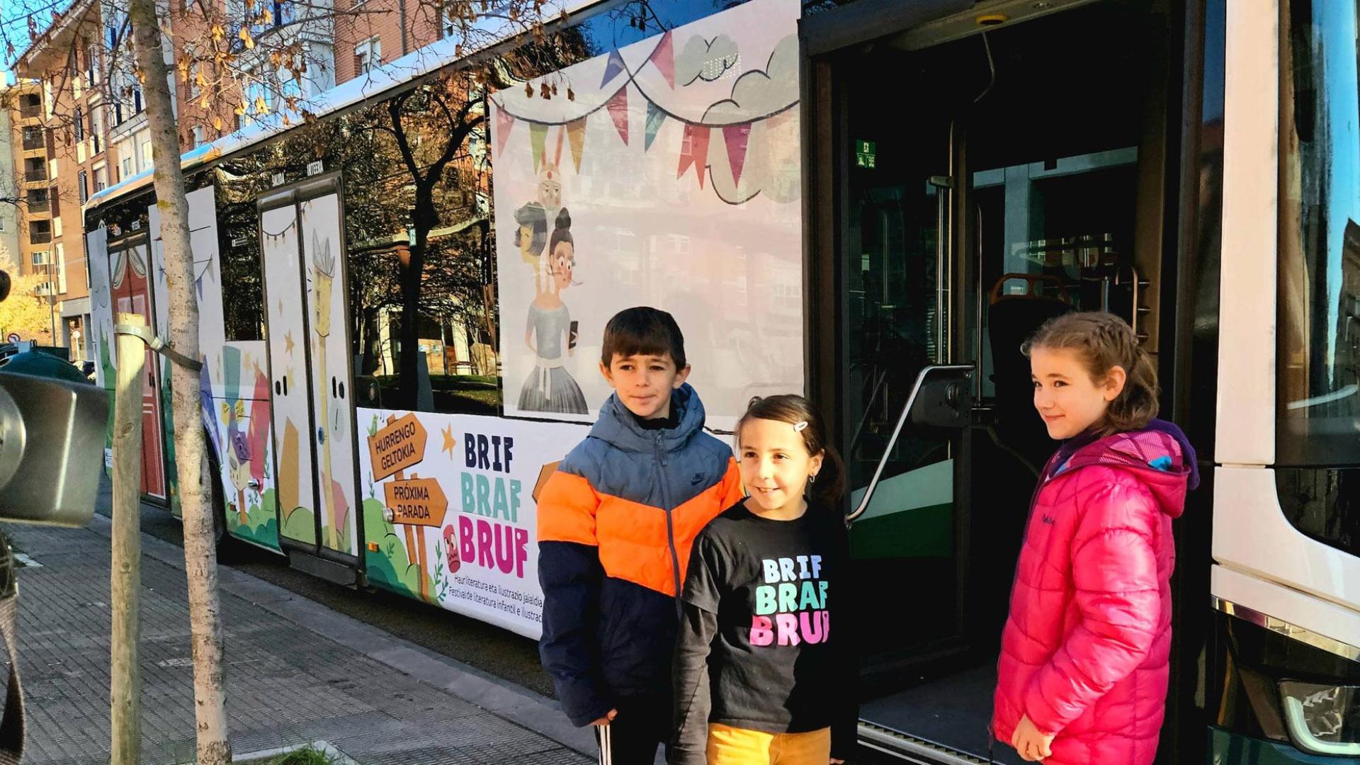 Imagen del autobús vinilado que permitirá visitar el barrio de la Txantrea