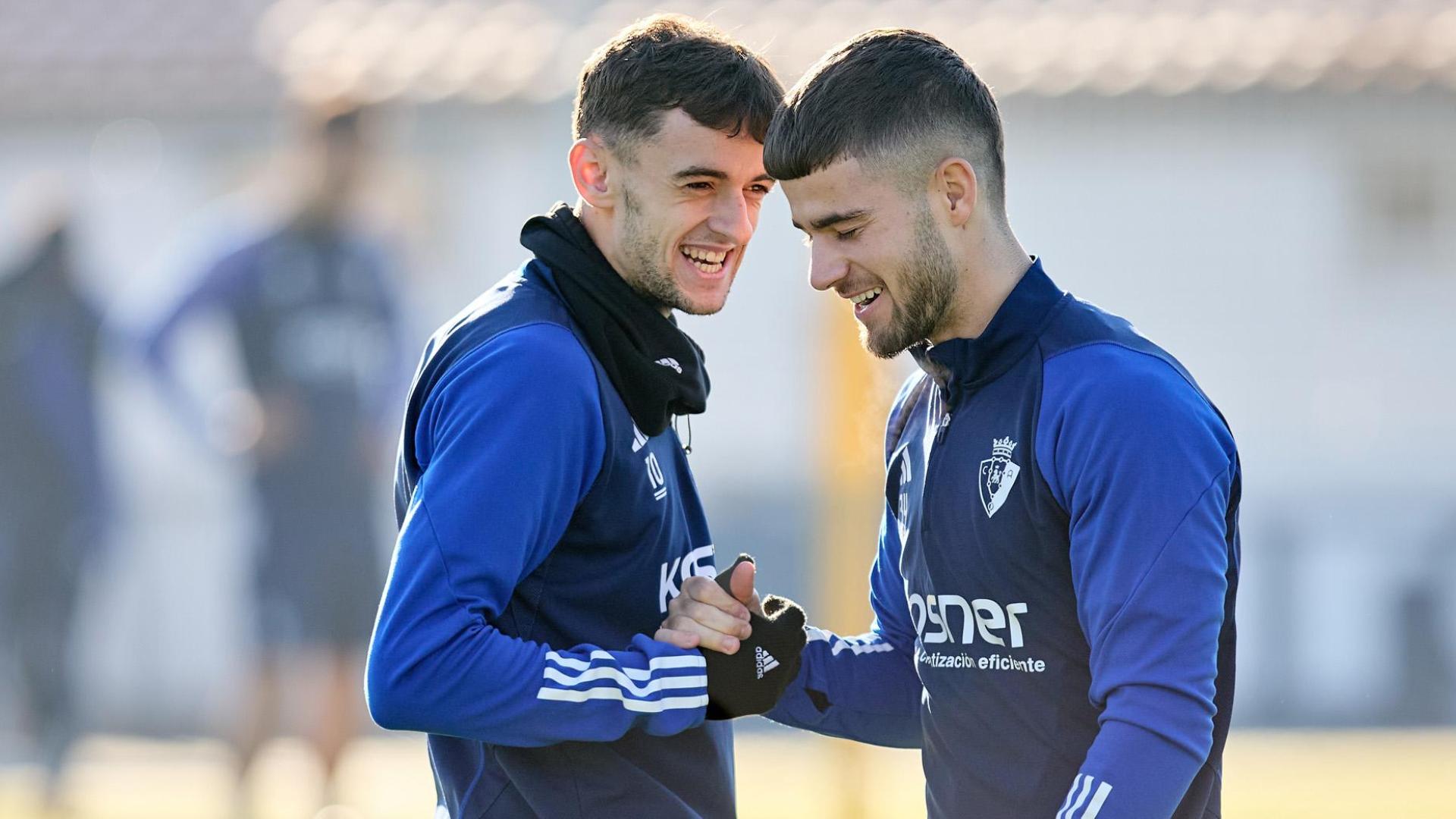 Aimar Oroz e Iker Muñoz, dos grandes valores de la cantera rojilla, se aprietan la mano antes del entrenamiento