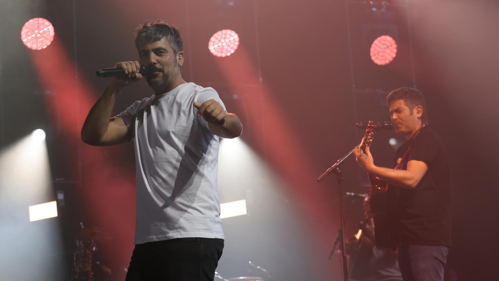Los hermanos Muñoz (Estopa) durante el concierto del  2022 en el Navarra Arena.