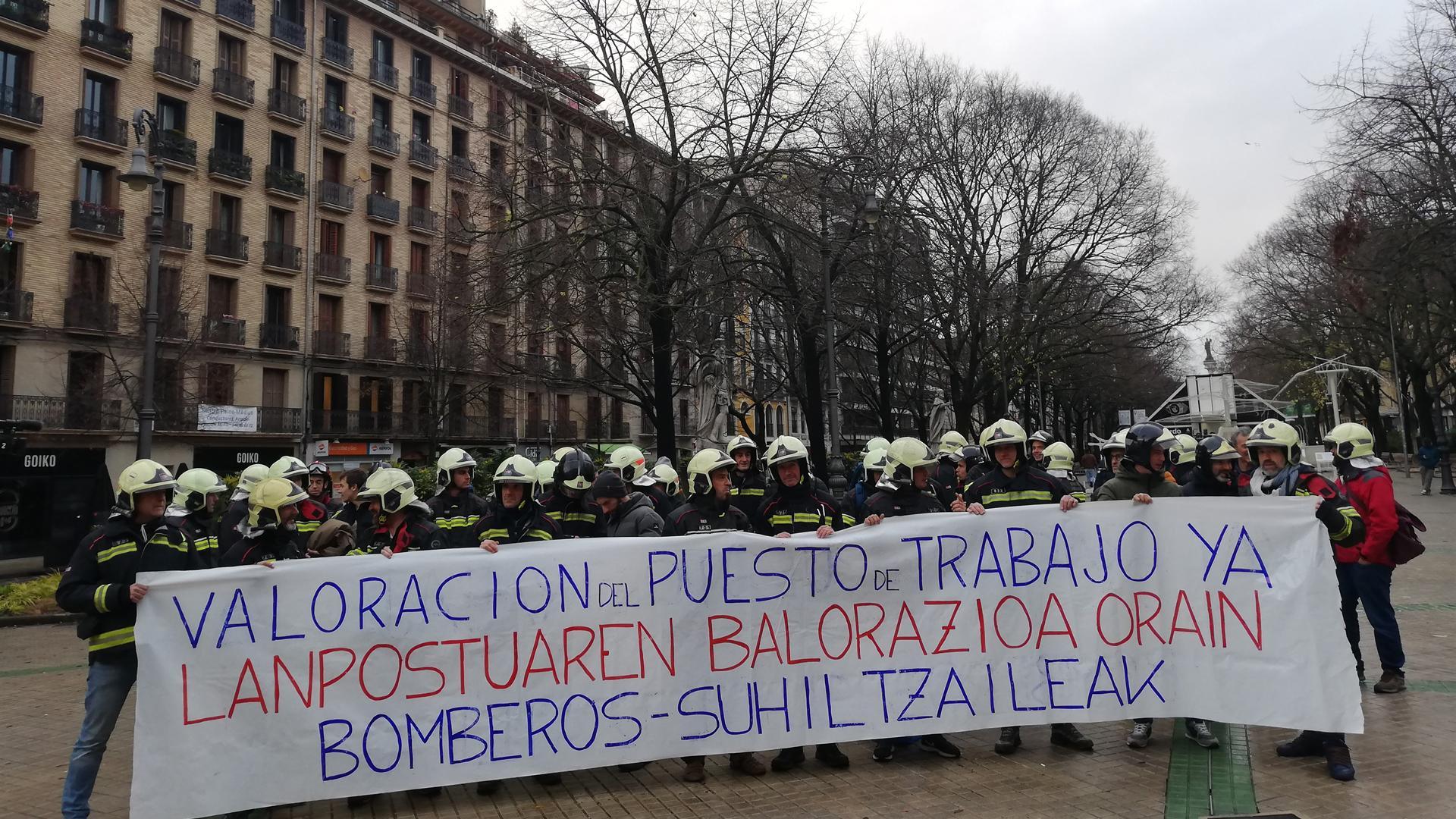 Concentración de bomberos para pedir una actualización salarial