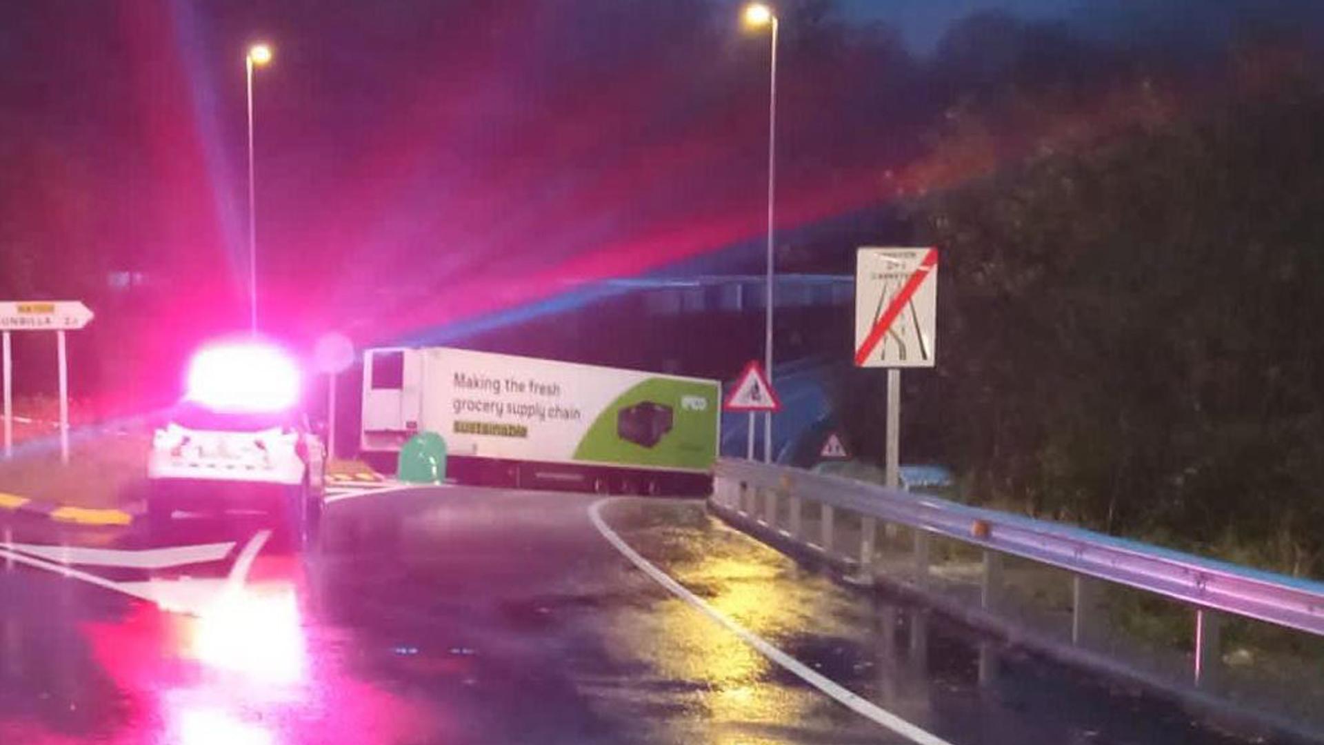 Investigado por dejar un remolque cruzado en la carretera en Sunbilla