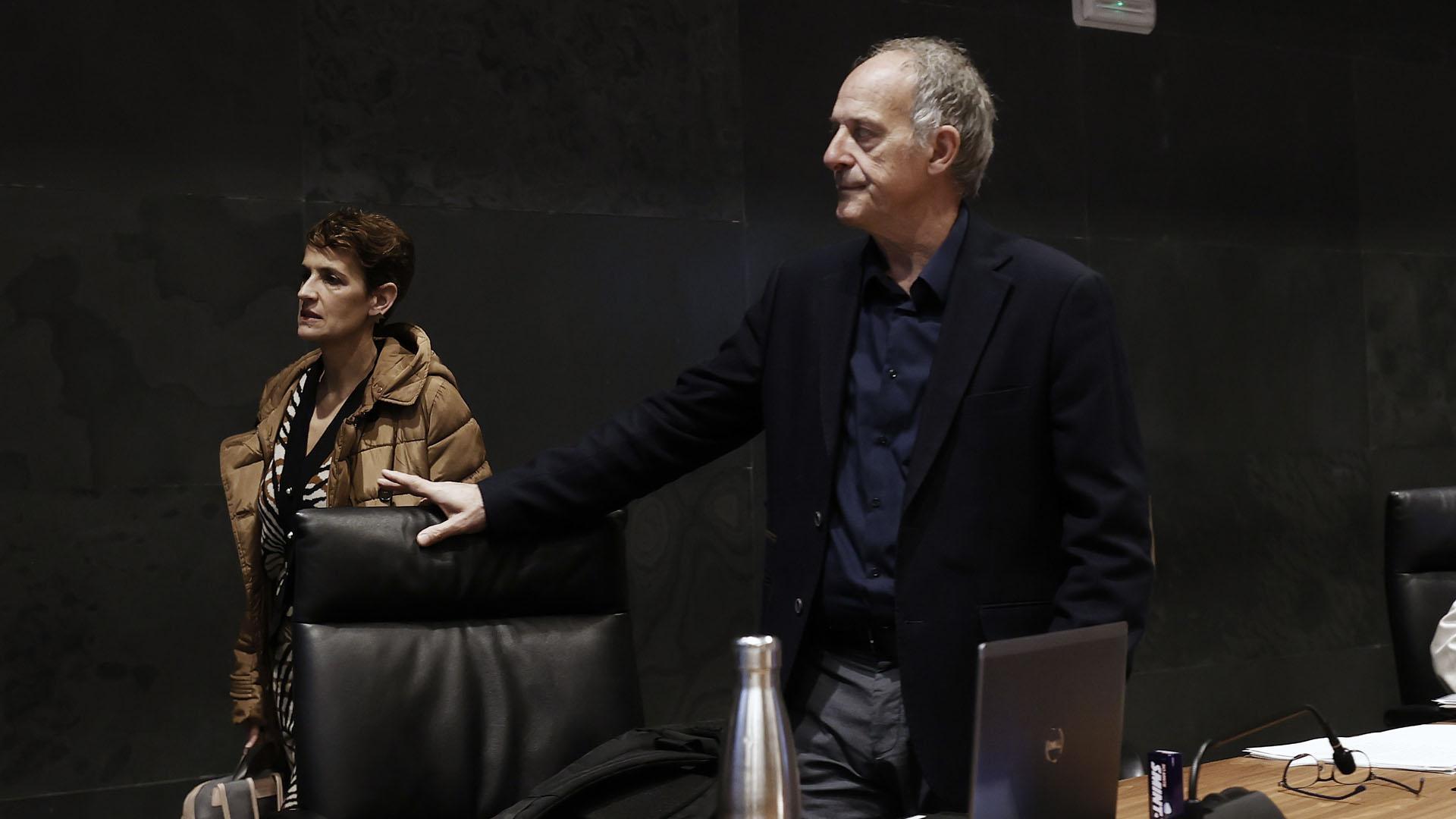 La presidenta del Gobierno de Navarra María Chivite y el parlamentario de EH Bildu, Adolfo Araiz en el inicio del pleno celebrado este jueves