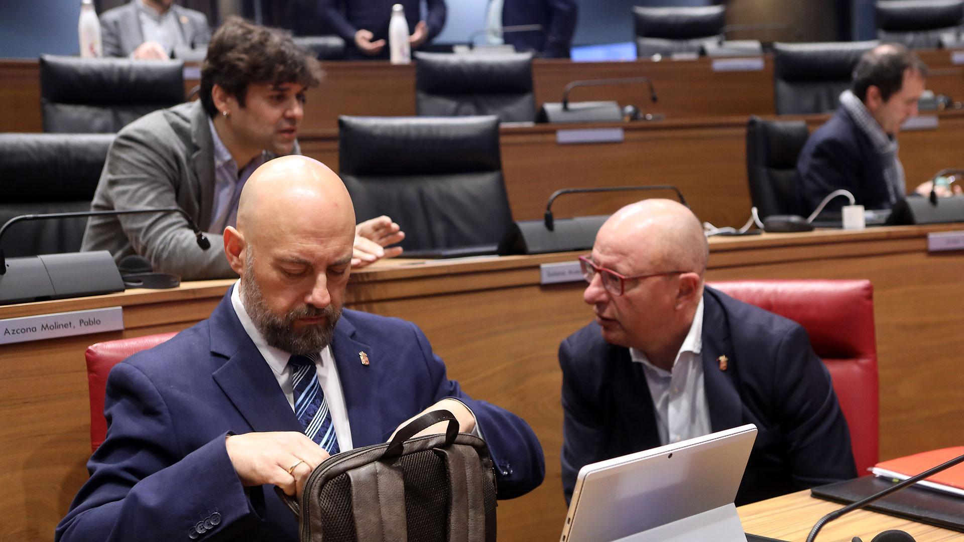Arasti y Gimeno, durante el pleno de este jueves en el Parlamento foral