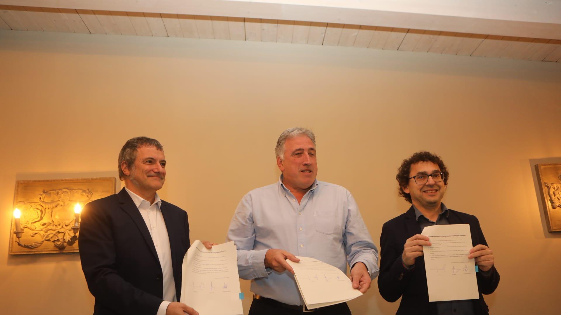 Mikel Armendáriz, Joseba Asiron y Txema Mauleón, con los papeles del acuerdo