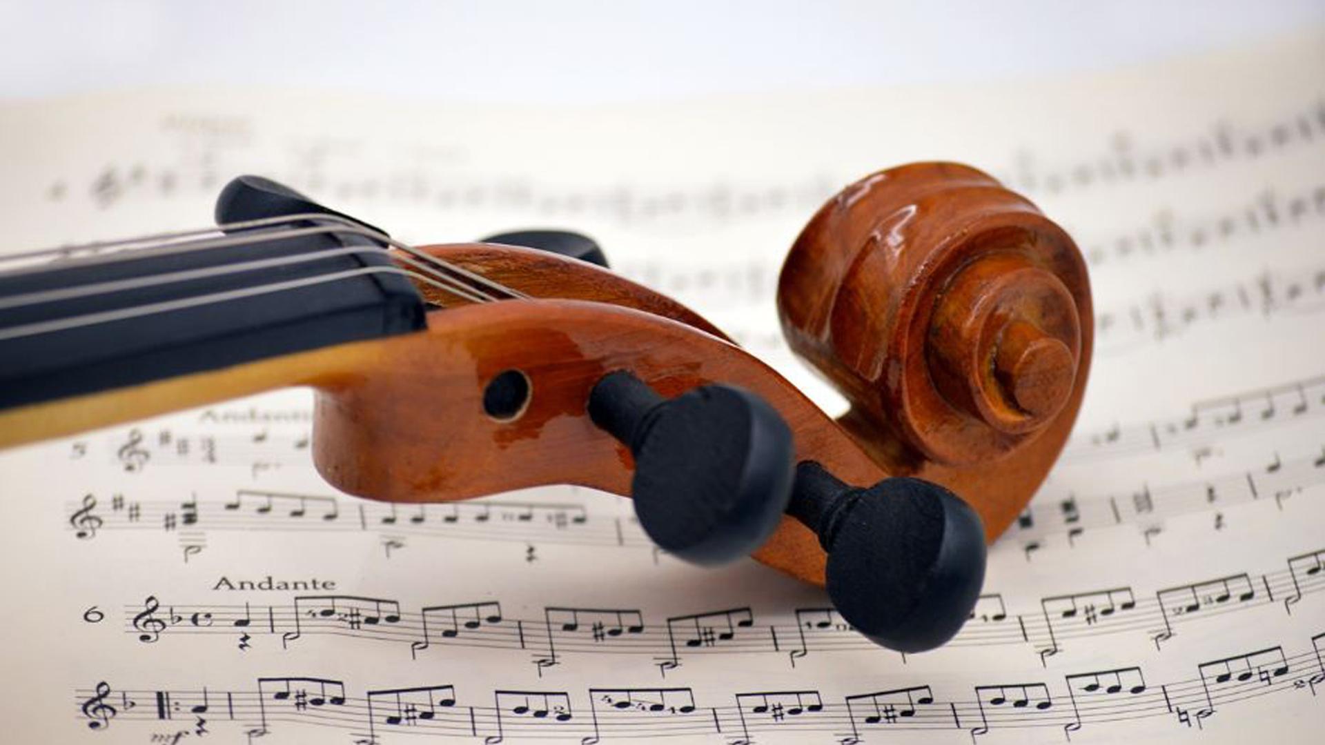 Imagen de archivo de un violín junto a una partitura