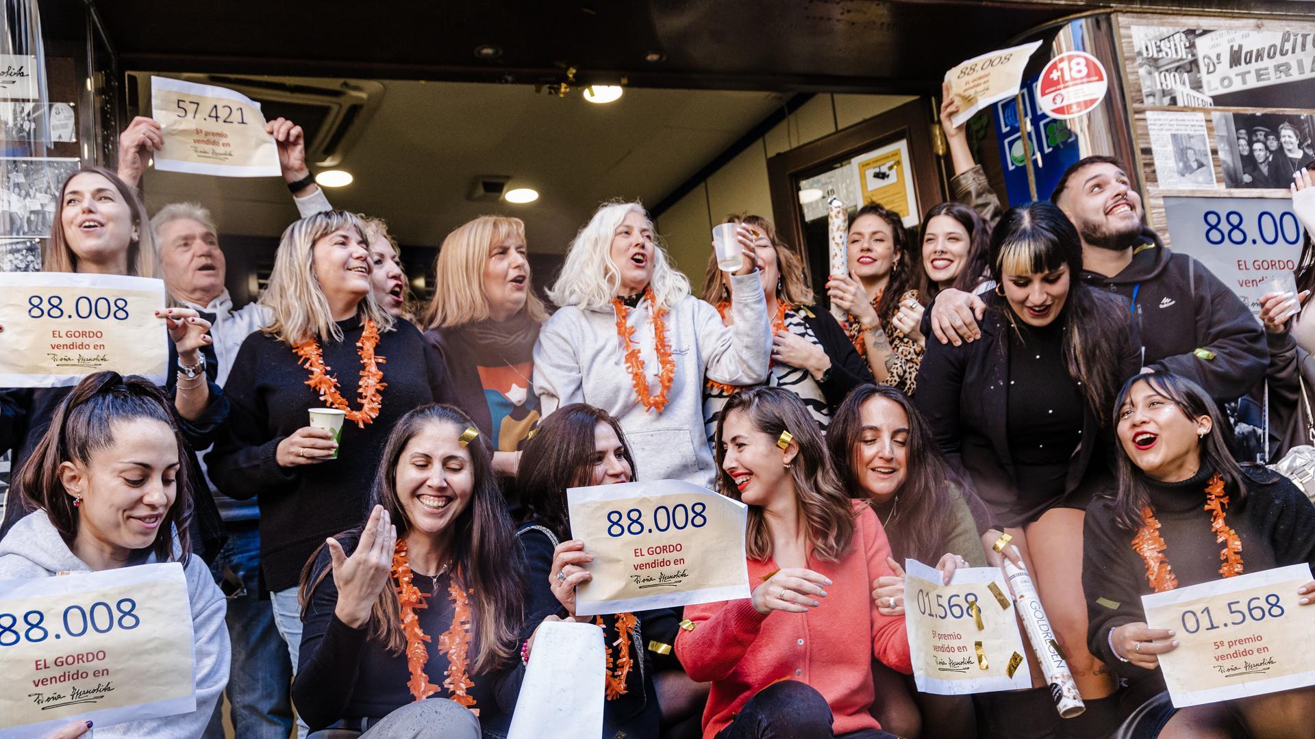 Agraciados con el Gordo 2023 correspondiente al número 88008 celebran su suerte en la administración Doña Manolita, en Madrid