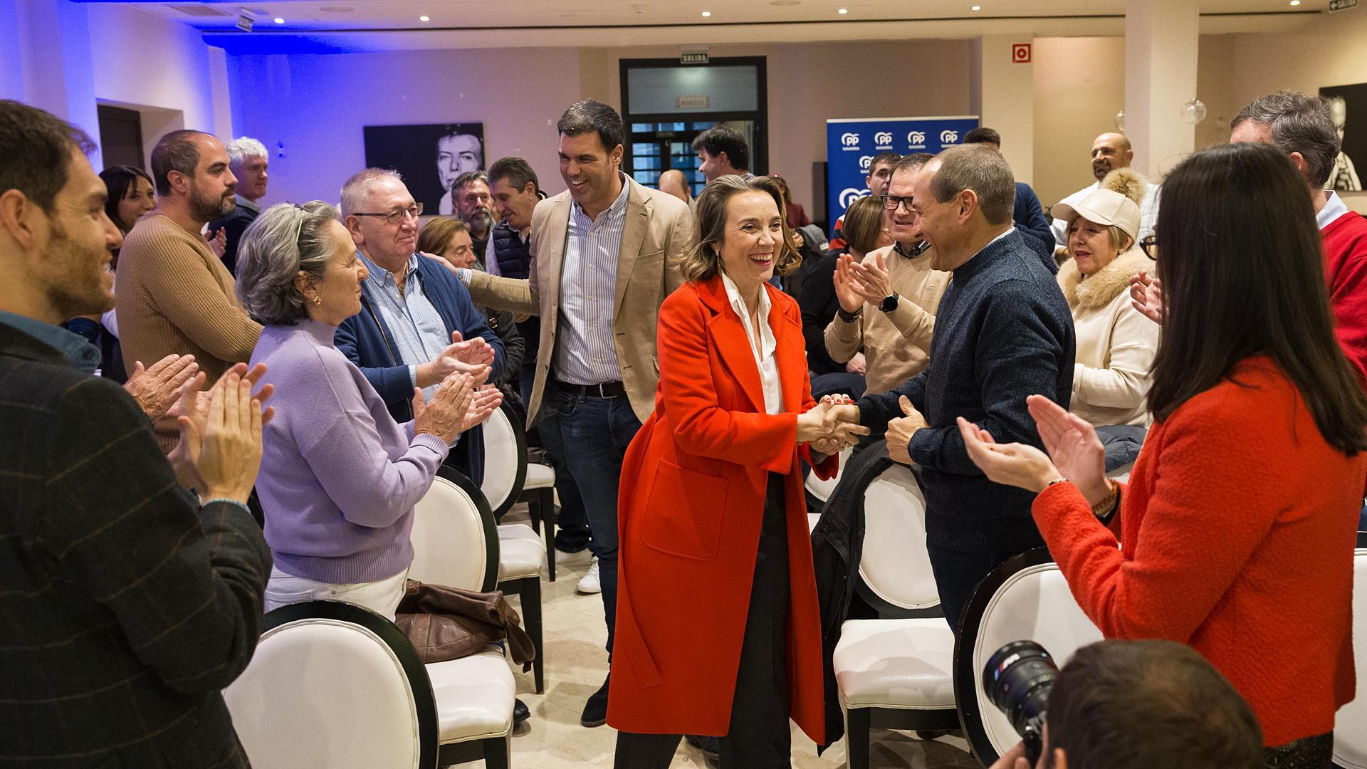 Cuca Gamarra saluda a los asistentes a su llegada al acto en Tudela./