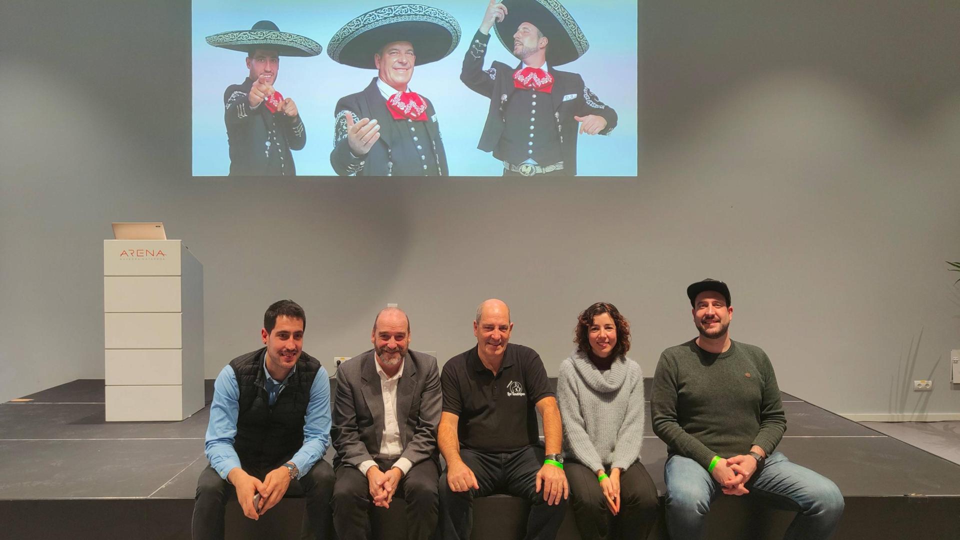 Mikel Artuch y David Artuch posan en ambos extremos, con su padre, Patxi Artuch, en el centro. Junto a ellos, el director y la coordinadora de la investigación, Gaizka Aranguren y Beatriz Gallego.