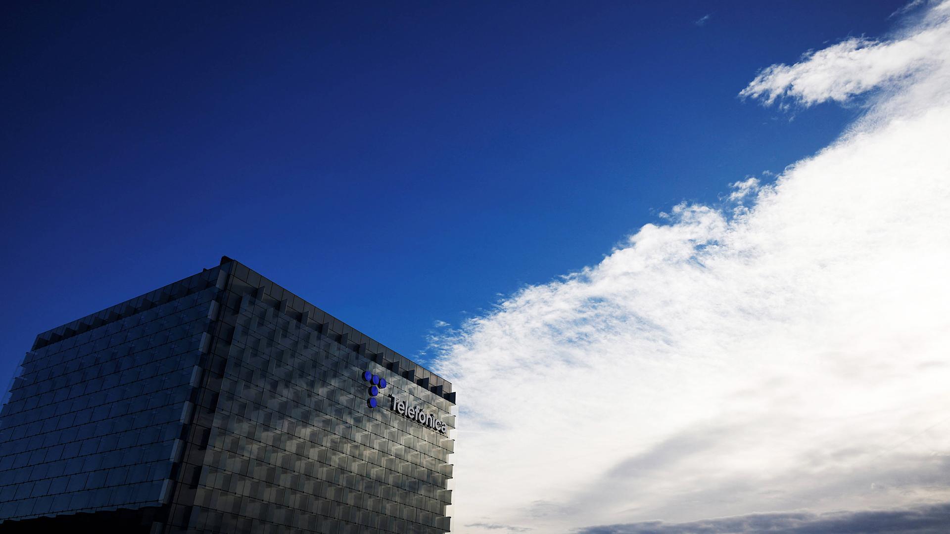 Logotipo de Telefónica en el edificio de la compañía en Madrid./