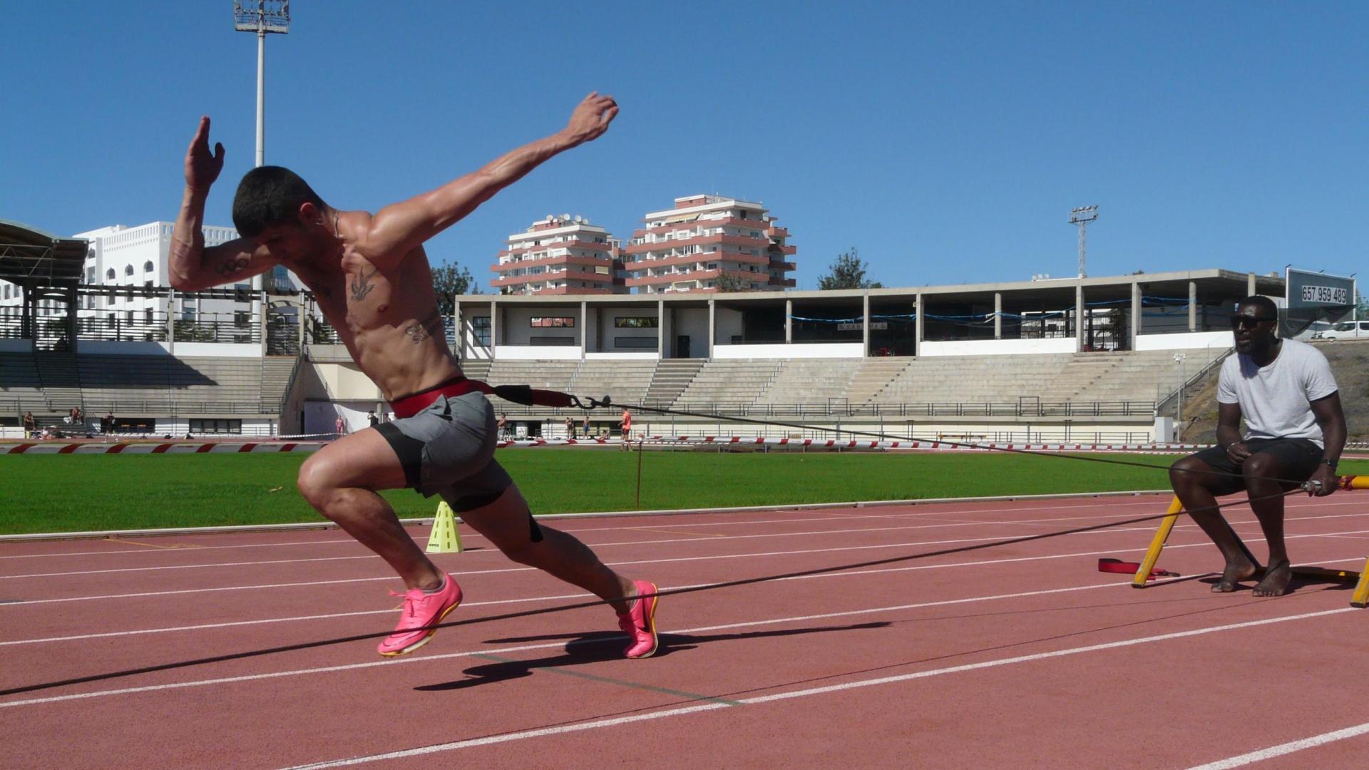 Asier Martínez y François Beoringyan realizan un ejercico de arrastre para generar fuerza específica en Las Américas, Tenerife.	jon seriola