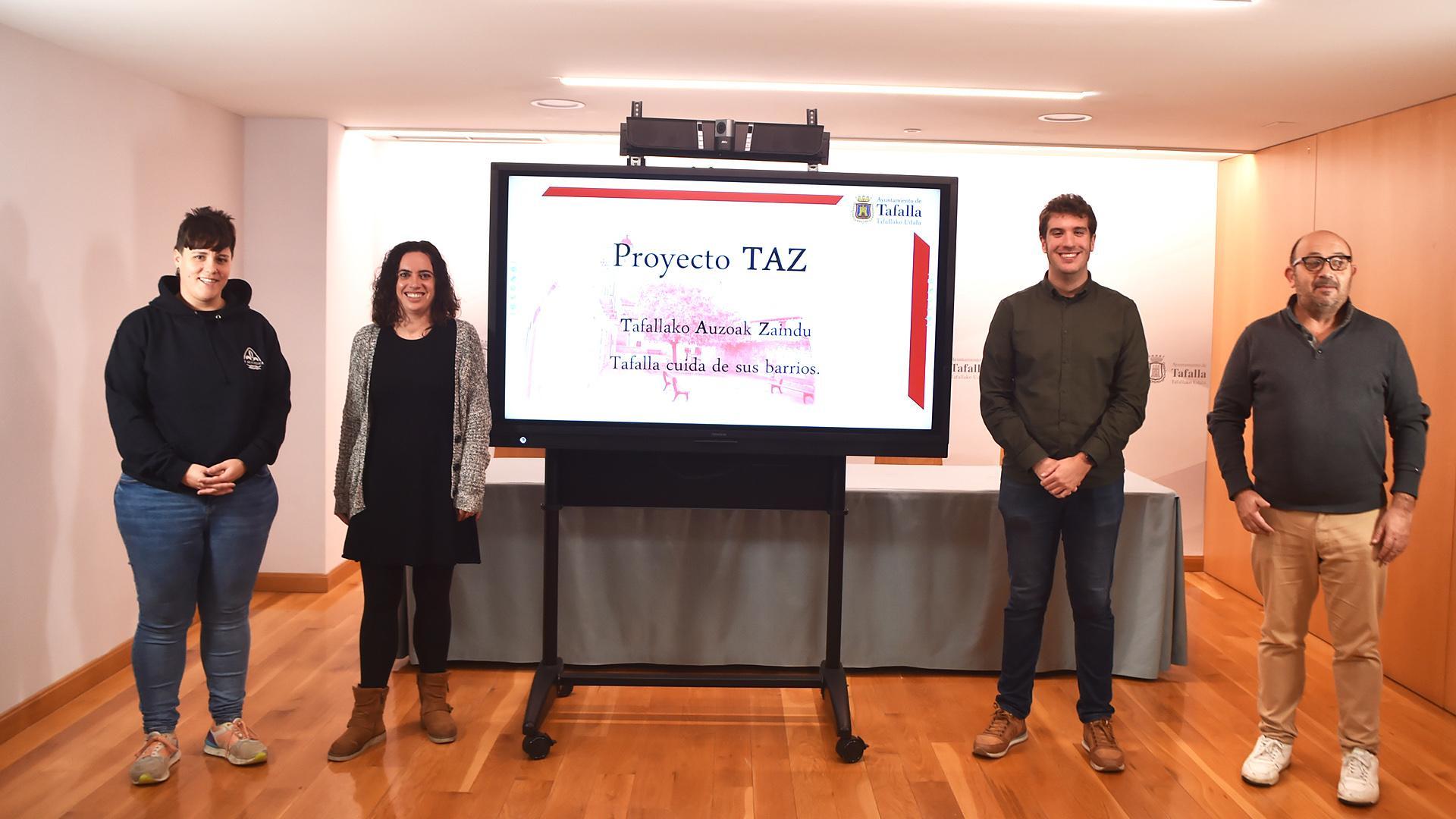 Desde la izda., las concejalas Goizeder Juango (IT), Maitane Fernández (EH Bildu); el alcalde, Xabier Alcuaz (EH Bildu); y el concejal Carlos Montoya (Contigo) en la presentación del plan./