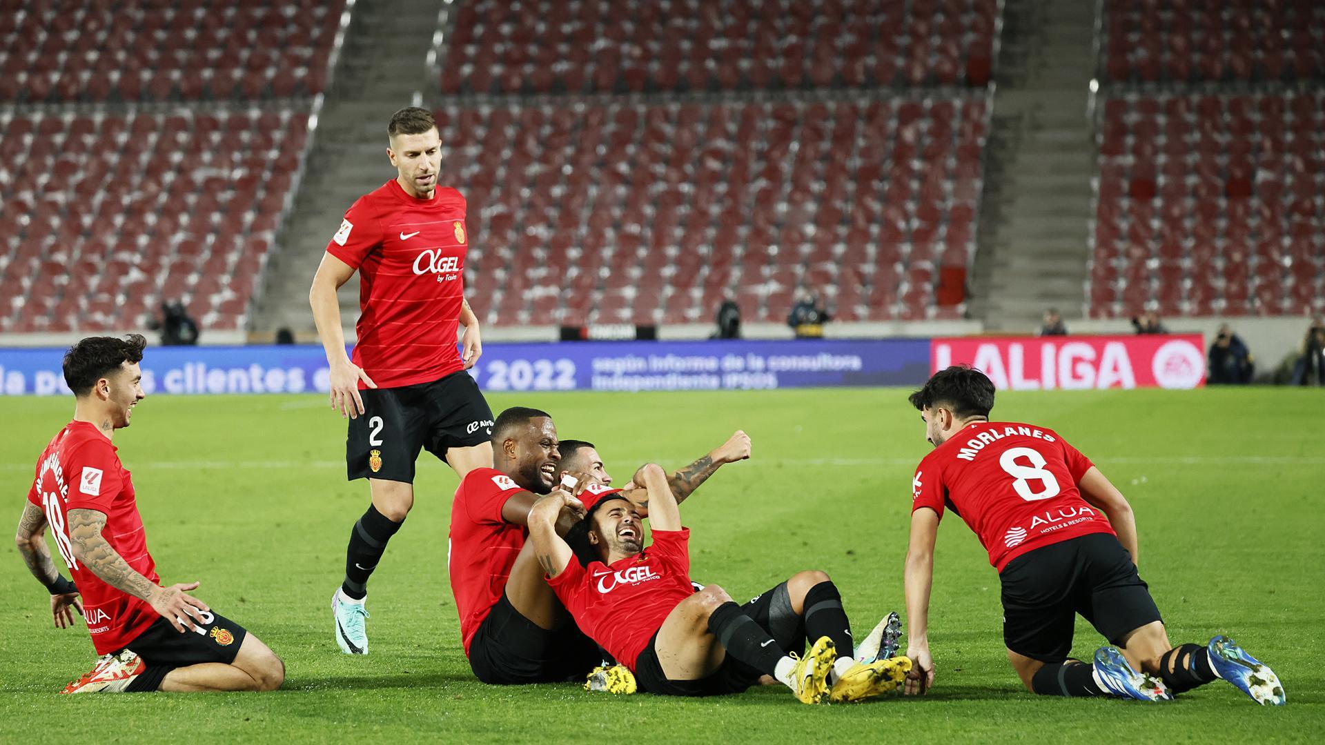 Los jugadores del Mallorca celebran el segundo tanto, obra de Dani Rodríguez, anotado contra Osasuna./