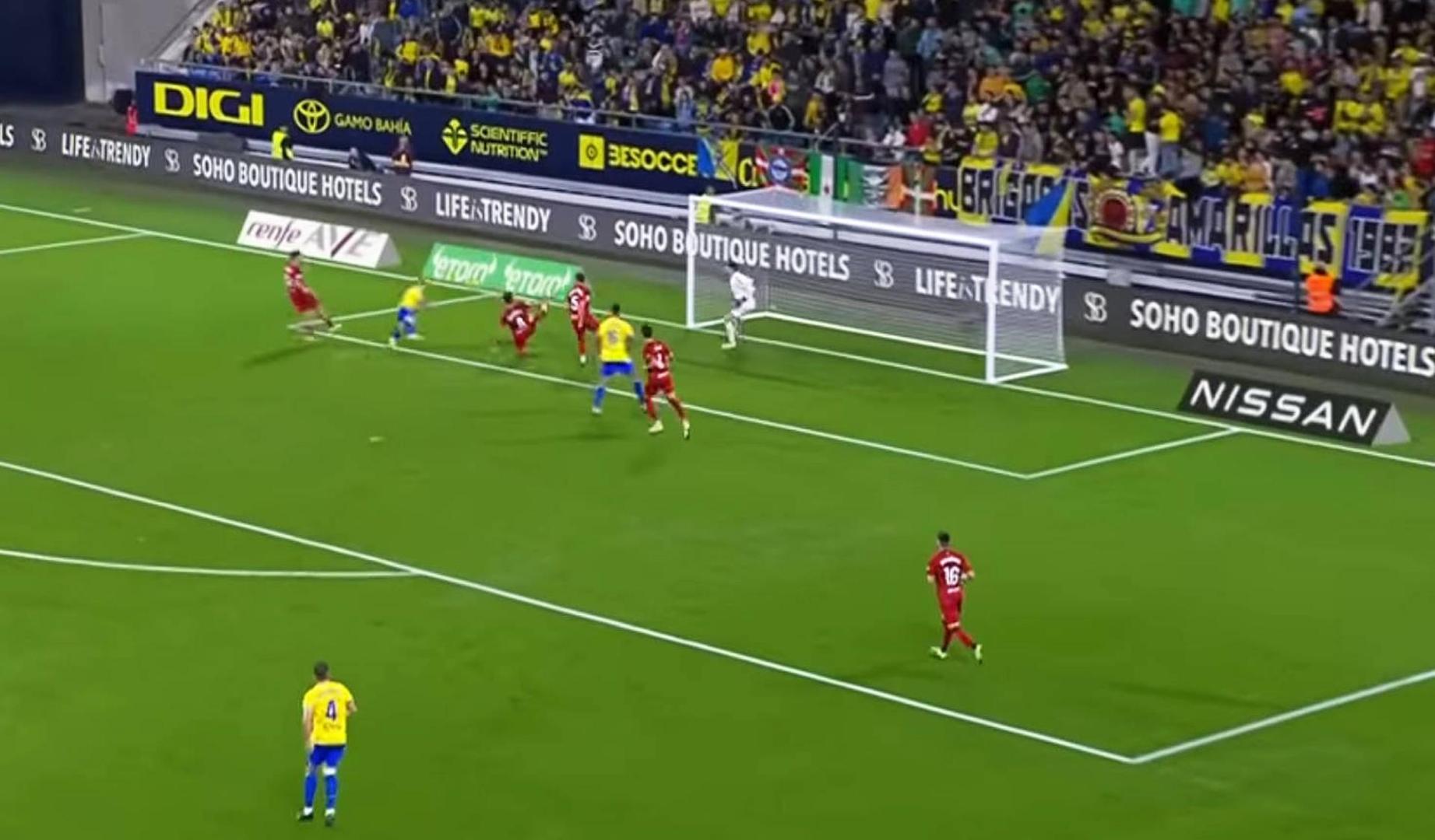 JORNADA 16, ROGER. El Cádiz abrió la lata de cabeza.