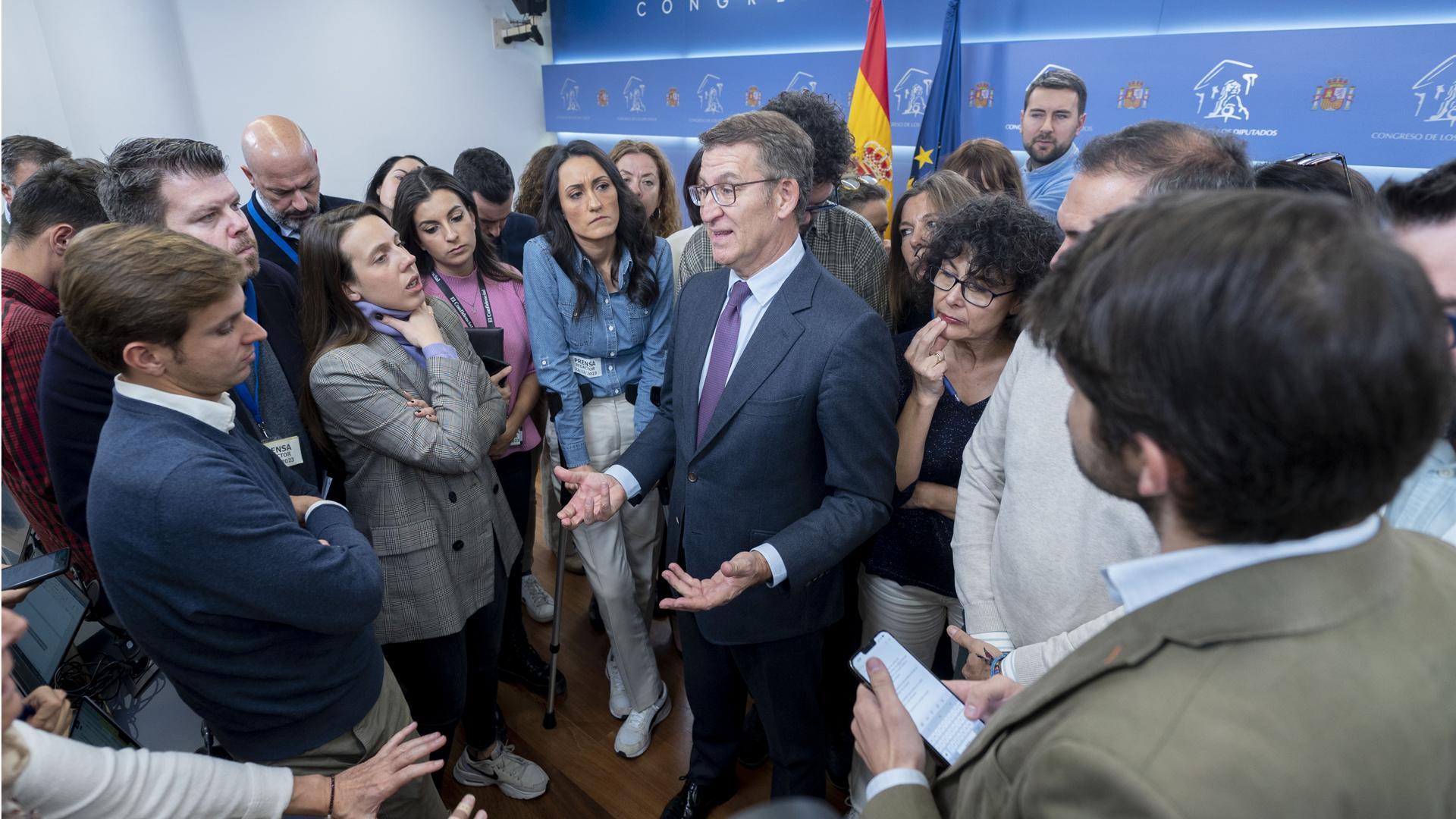 El líder del PP, Alberto Núñez Feijóo, ofrece una rueda de prensa, tras una reunión con el presidente del Gobierno, Pedro Sánchez, en el Congreso de los Diputados