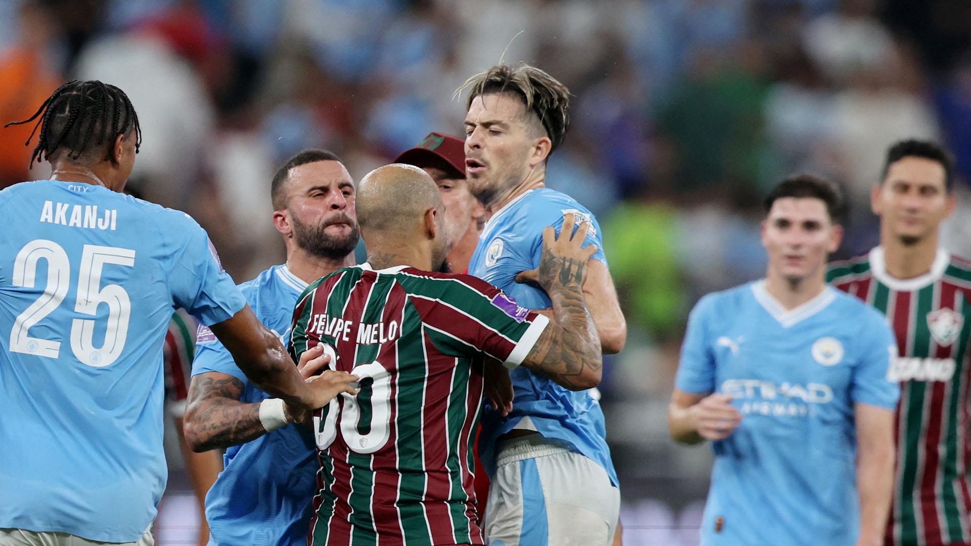 Kyle Walker y Jack Grealish se enfrentan al jugador del Fluminense Felipe Melo tras la final del Mundial de Clubes
