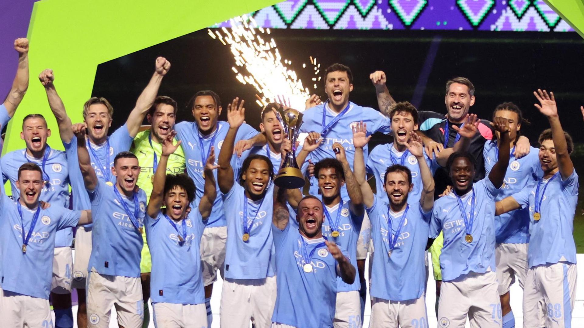 Kyle Walker levanta la copa que corona al City como campeón del Mundial de Clubes tras ganar al Fluminense