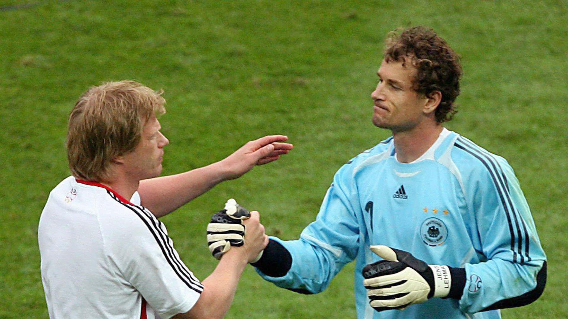 l portero de la selección alemana, Jens Lehmann (d) es felicitado por su compañero suplente, Oliver Khan en 2006